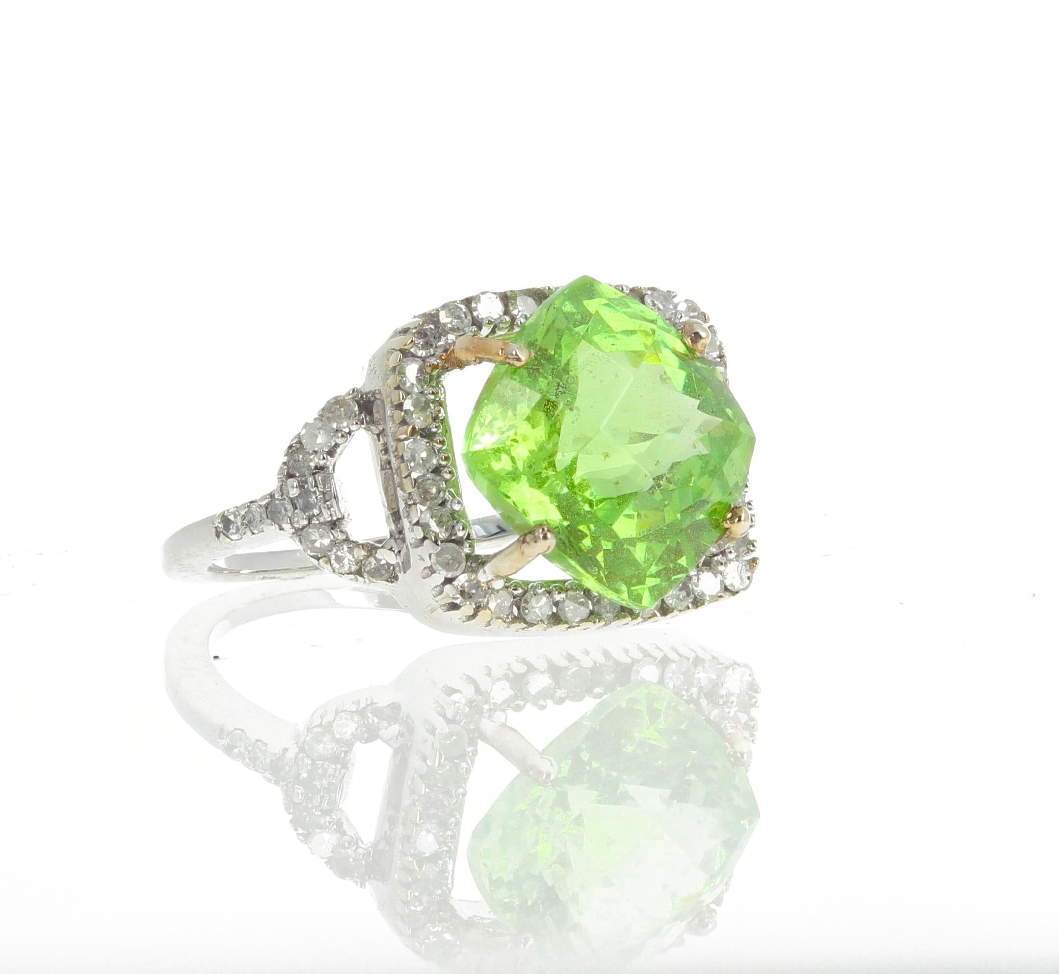 AJD Brilliant Green Tourmaline & Diamonds Unique White Gold Setting Ring In New Condition For Sale In Raleigh, NC