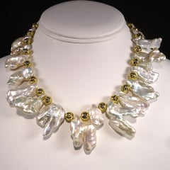 AJD - Collier ras du cou blanc 15 pouces de forme libre avec perles baroques et accents en or     Super cadeau !