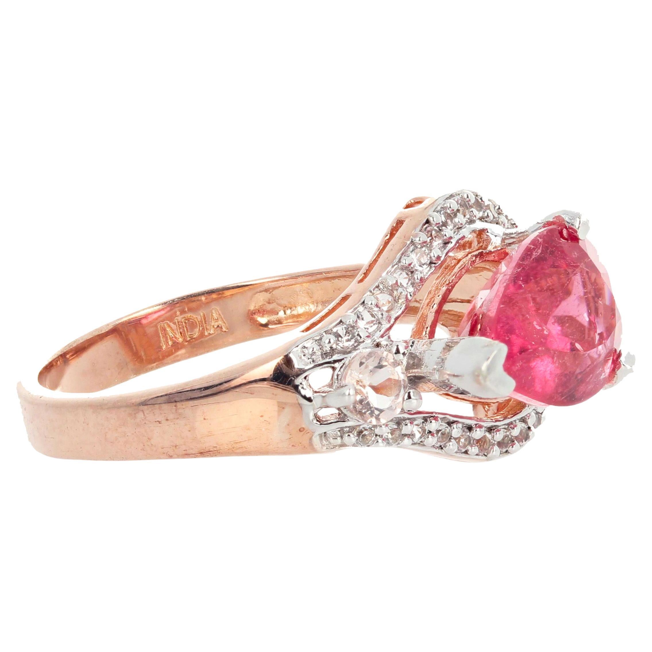 Esta brillante Turmalina Rojiza de talla pera está engastada en un anillo de plata de ley chapada en oro rosa de la talla 7 (tamaño grande) y realzada con pequeños diamantes blancos.  Esto va muy bien para cenas o fiestas.  