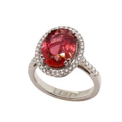 Ring aus 14 Karat Weißgold mit ovalem rosa Turmalin und Diamanten von AJD