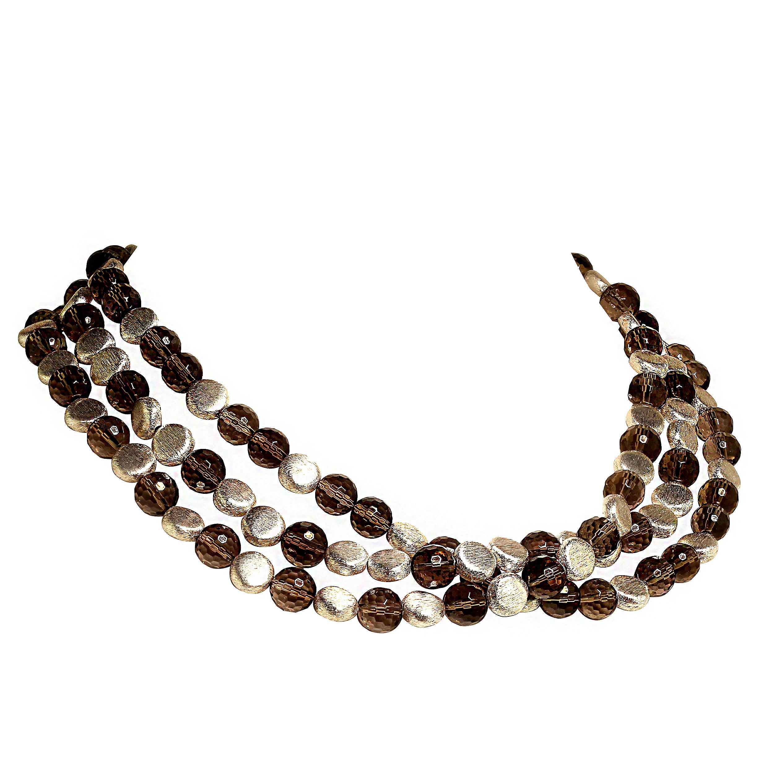 Eleva il tuo stile con una collana di quarzo fumé a tre fili, unica nel suo genere.

Questa splendida collana presenta tre fili di scintillanti quarzi tondi sfaccettati da 10 mm, intervallati da dischi smerigliati in tonalità argento per un