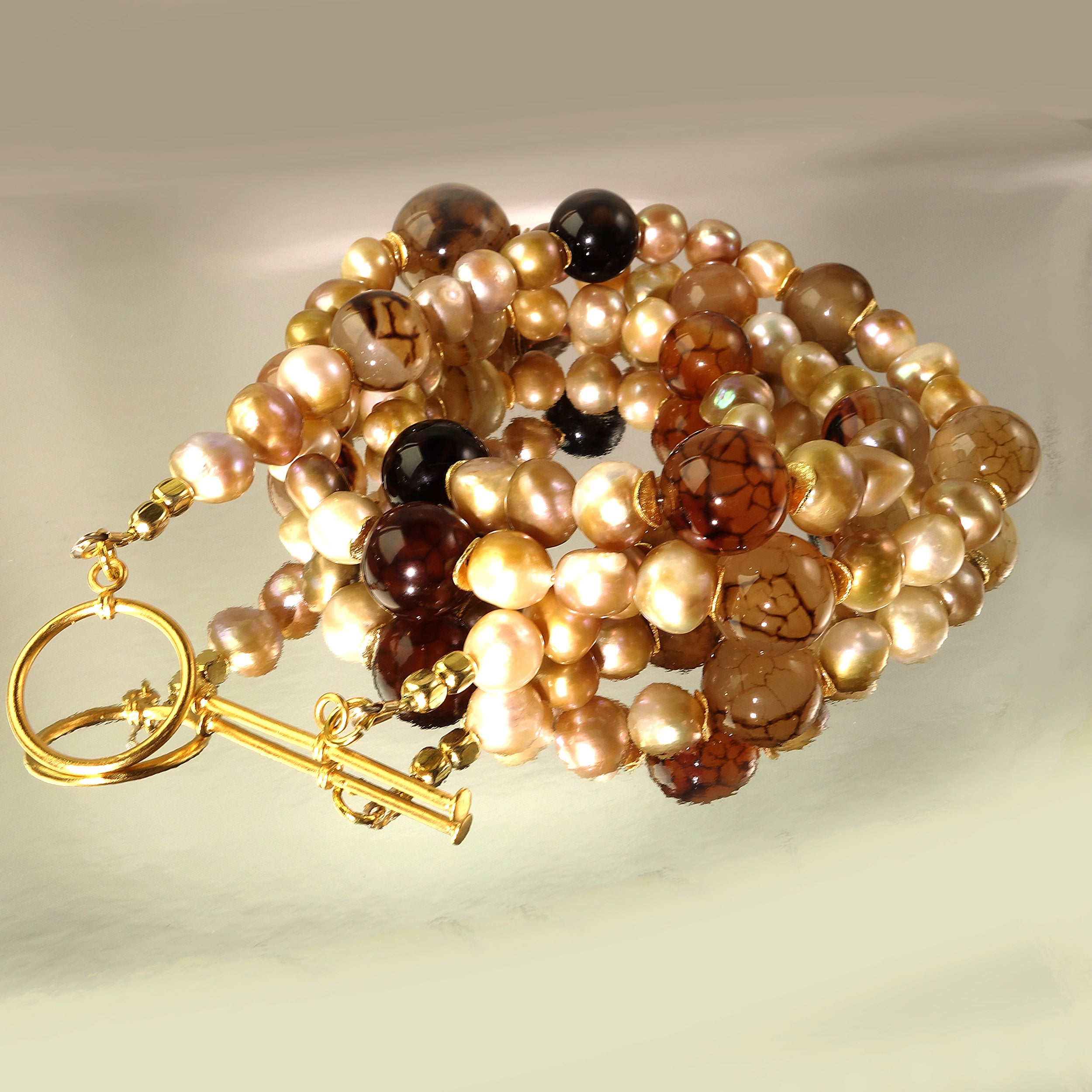 Possiedi i gioielli che desideri - 

Collana fatta a mano con diaspro a ragnatela e perle d'acqua dolce

Eleva il tuo stile con questa squisita collana fatta a mano, con diaspro a ragnatela e lussuose perle d'acqua dolce nei toni del grigio,