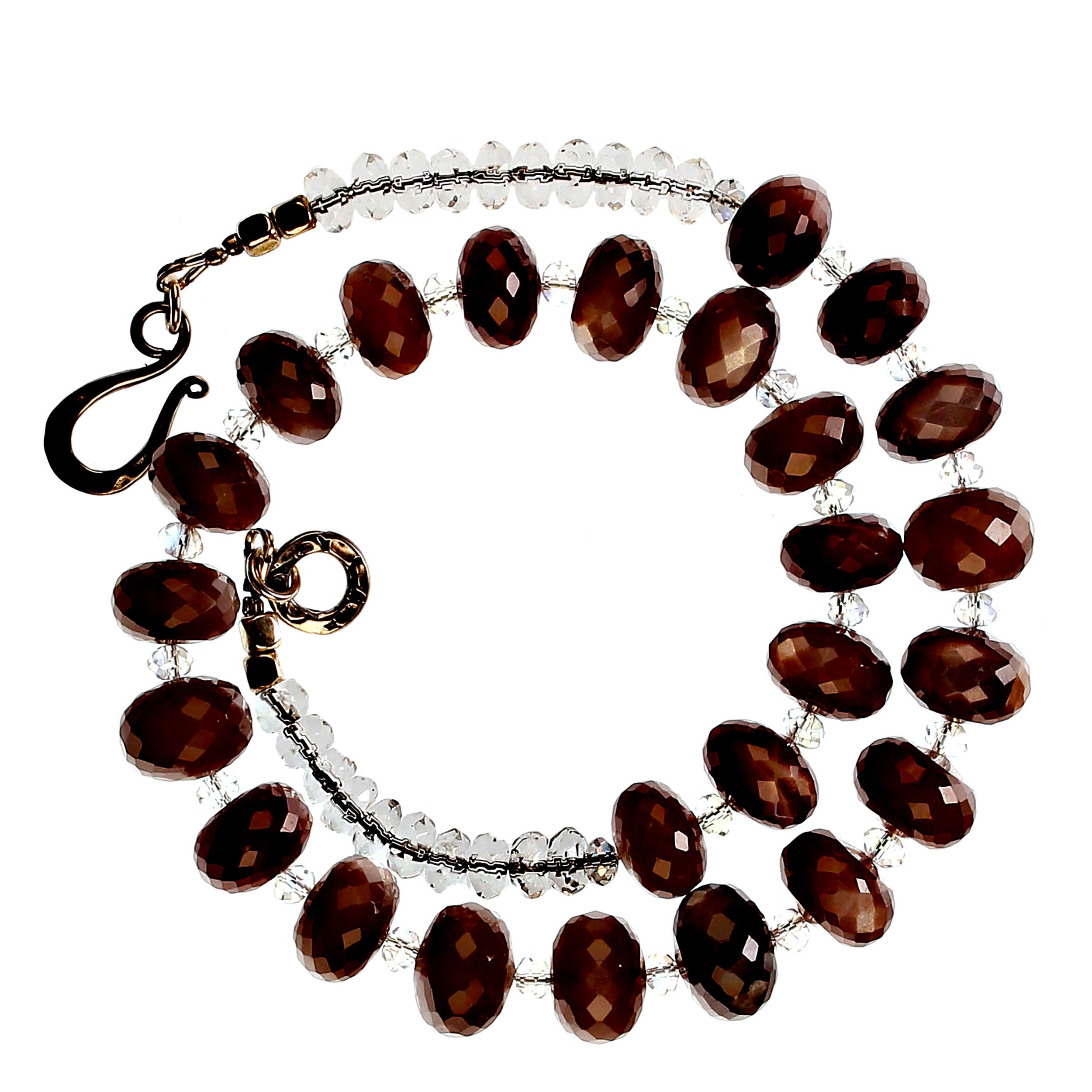 Ti presentiamo la collana di cristalli e pietra di cioccolato fatta su misura: un delizioso accessorio che combina magnificamente l'eleganza terrosa della pietra di cioccolato con la scintillante chiarezza dei cristalli sfaccettati. Questa raffinata