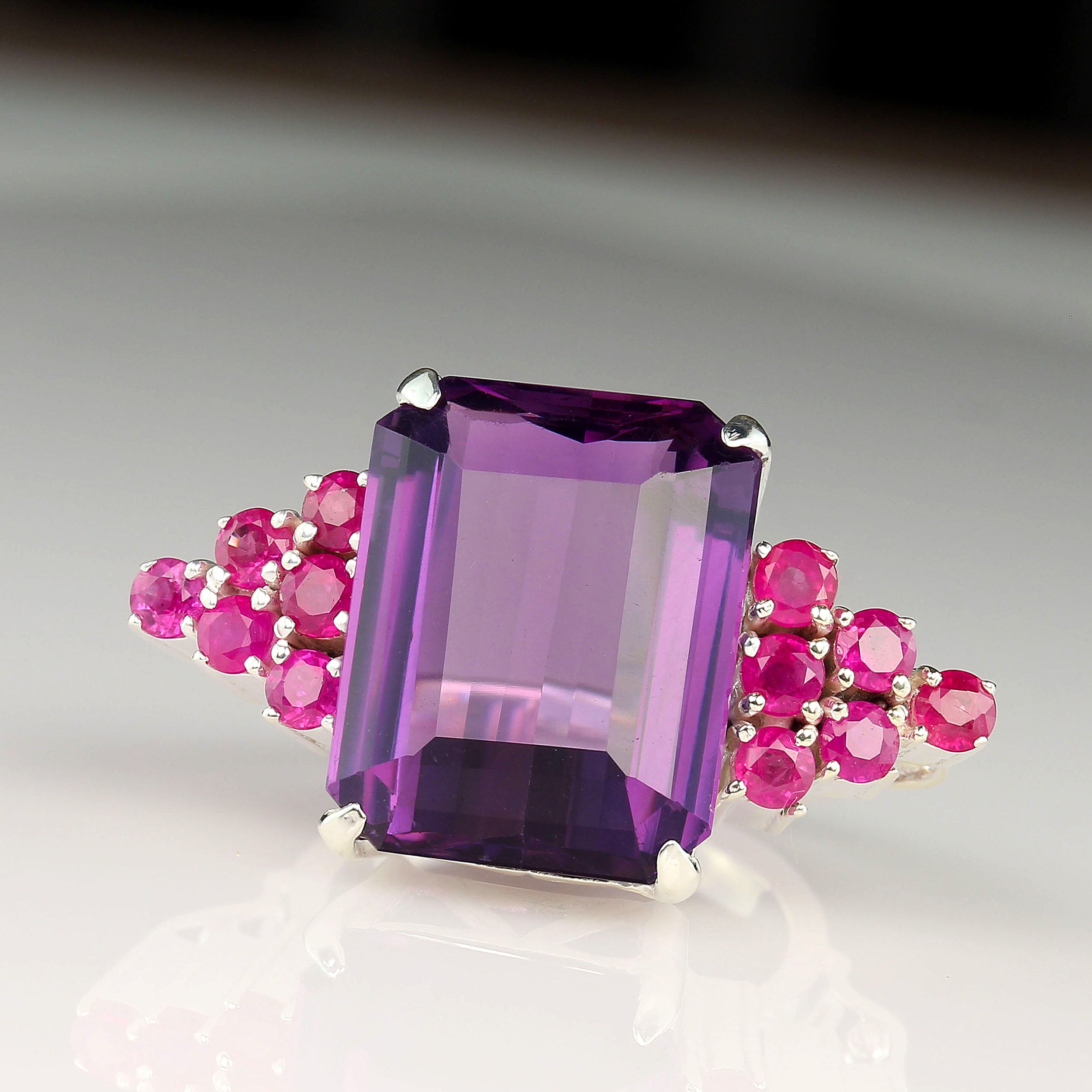 AJD Bold and Exciting Amethyst and Ruby Dinner Ring (bague de table en améthyste et rubis)     Pierre de naissance de février en vente