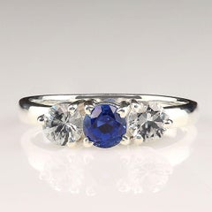 AJD Bague classique scintillante à trois pierres en saphir bleu et blanc