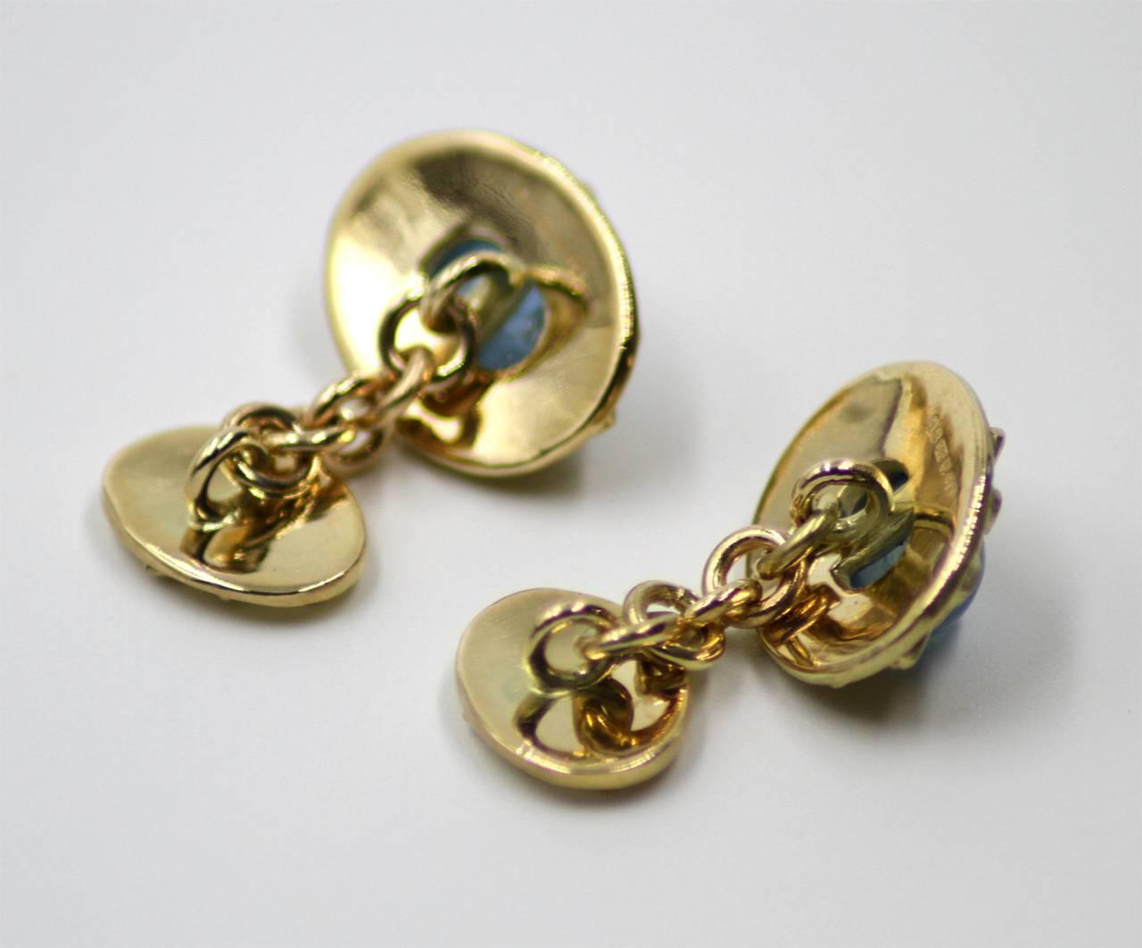 Aquamarine set in 18kt yellow gold cufflinks with matching patterned borders and matching front and backs.
