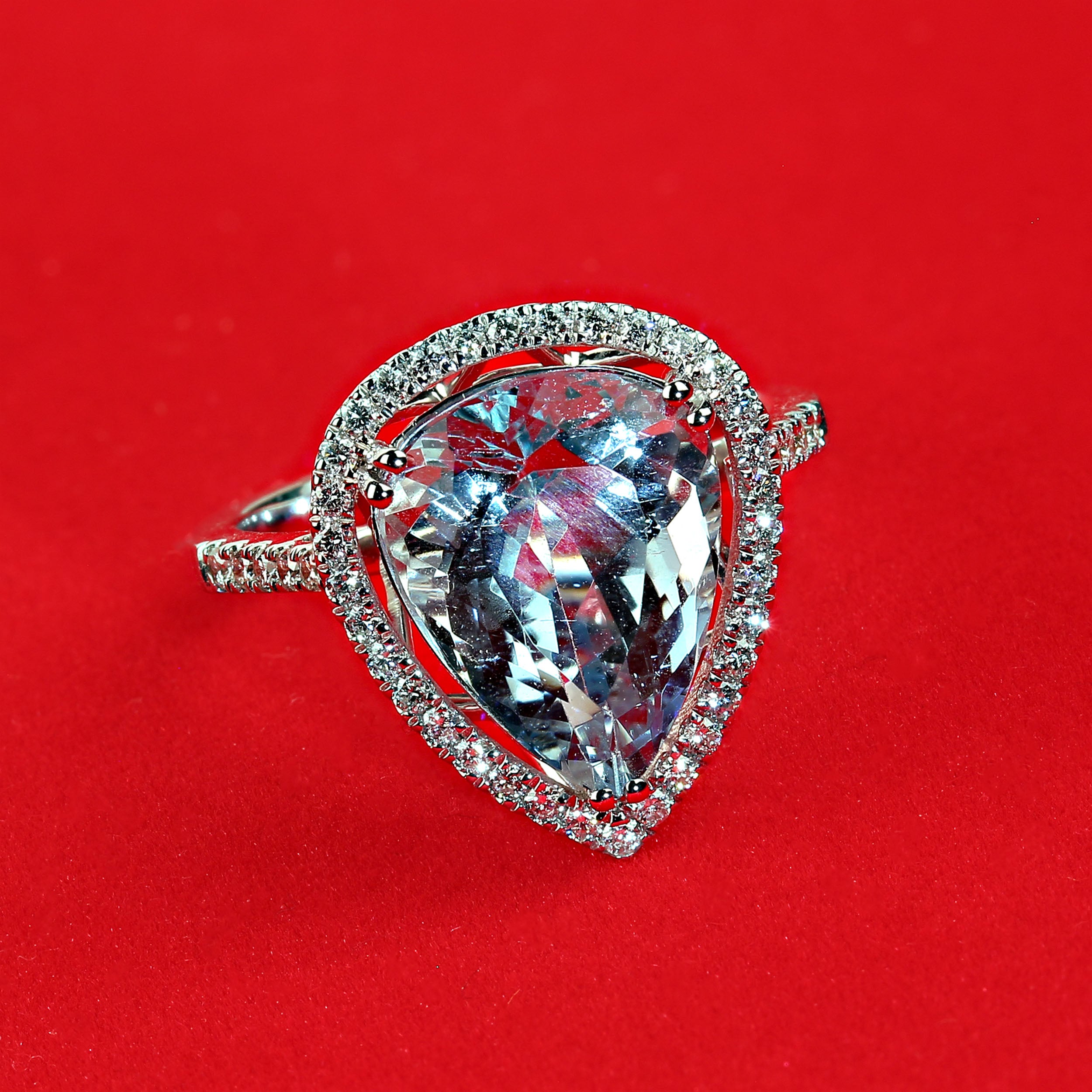  Experimenta la impresionante belleza de este anillo con halo de diamantes de aguamarina en forma de pera, único en su clase, de 5,32 ct. Esta exquisita pieza brilla con cada movimiento, exhibiendo una impresionante gema aguamarina rodeada por un