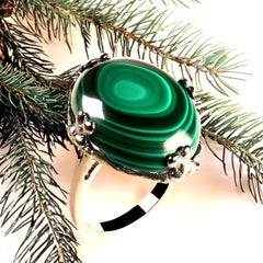 AJD Anello con cabochon ovale di malachite in oro bianco 14 carati fatto a mano