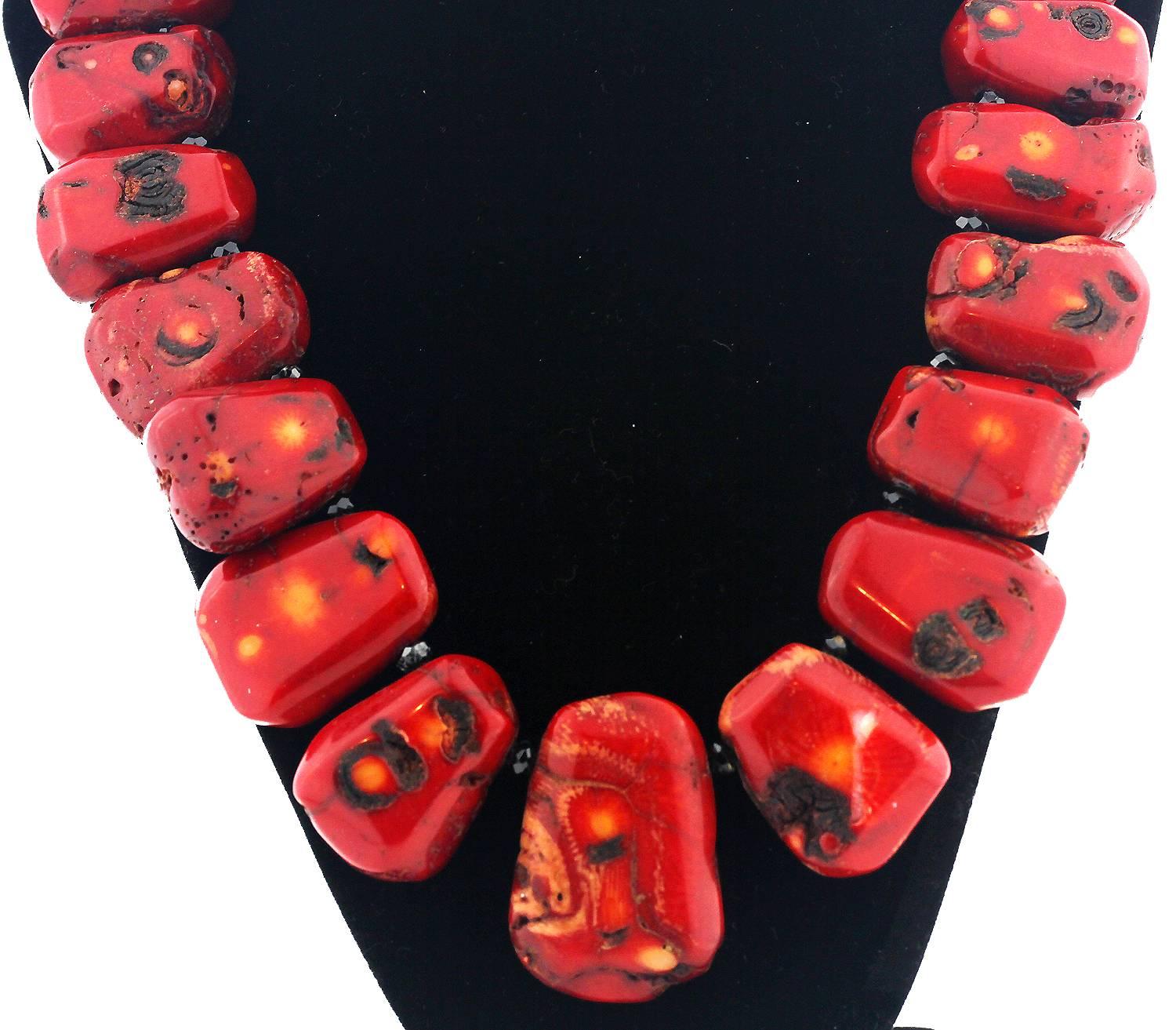 Graduated Natural Coral and Spinel Necklace In New Condition In Raleigh, NC