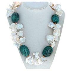 Collier de 21" composé de perles de rocailles naturelles et de turquoises polies.