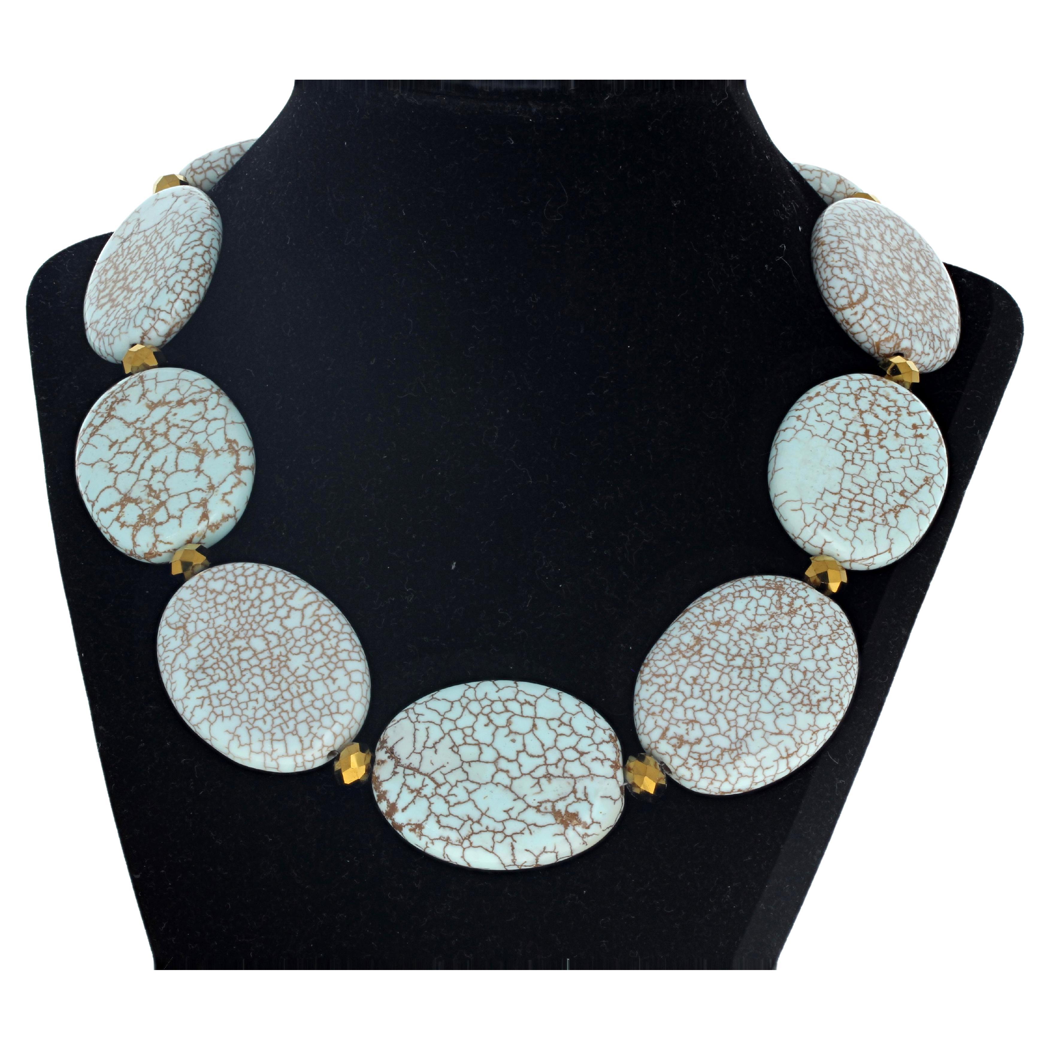 AJD, charmant collier fascinant bleu clair « Real Magnesites » et rondelles dorées