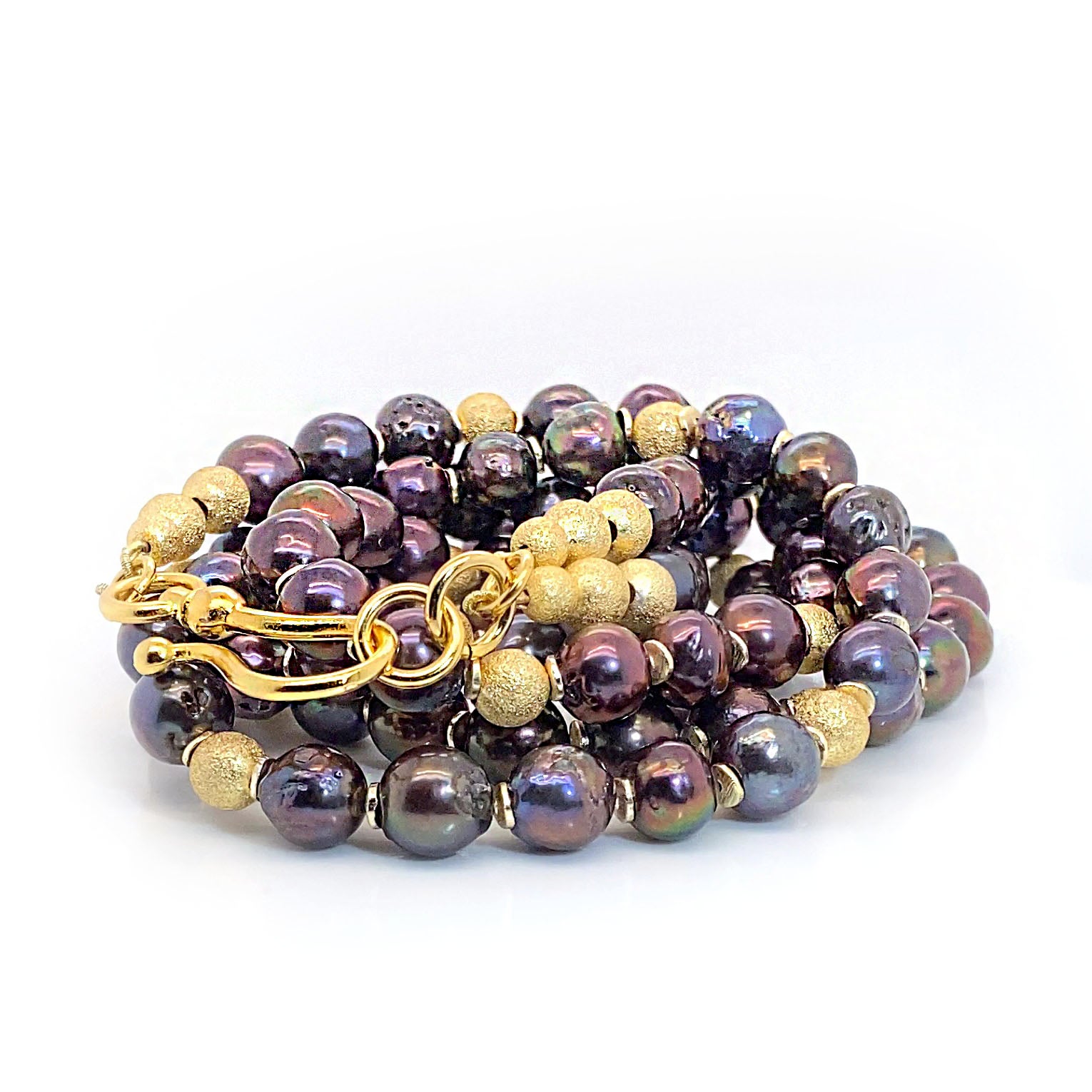 Eleva il tuo stile con questa elegante collana a due fili con splendide perle iridescenti color malva e perline dorate. Misurando 23 e 25 pollici, i fili si sovrappongono con grazia l'uno all'altro, creando un bellissimo effetto drappeggiato. Queste