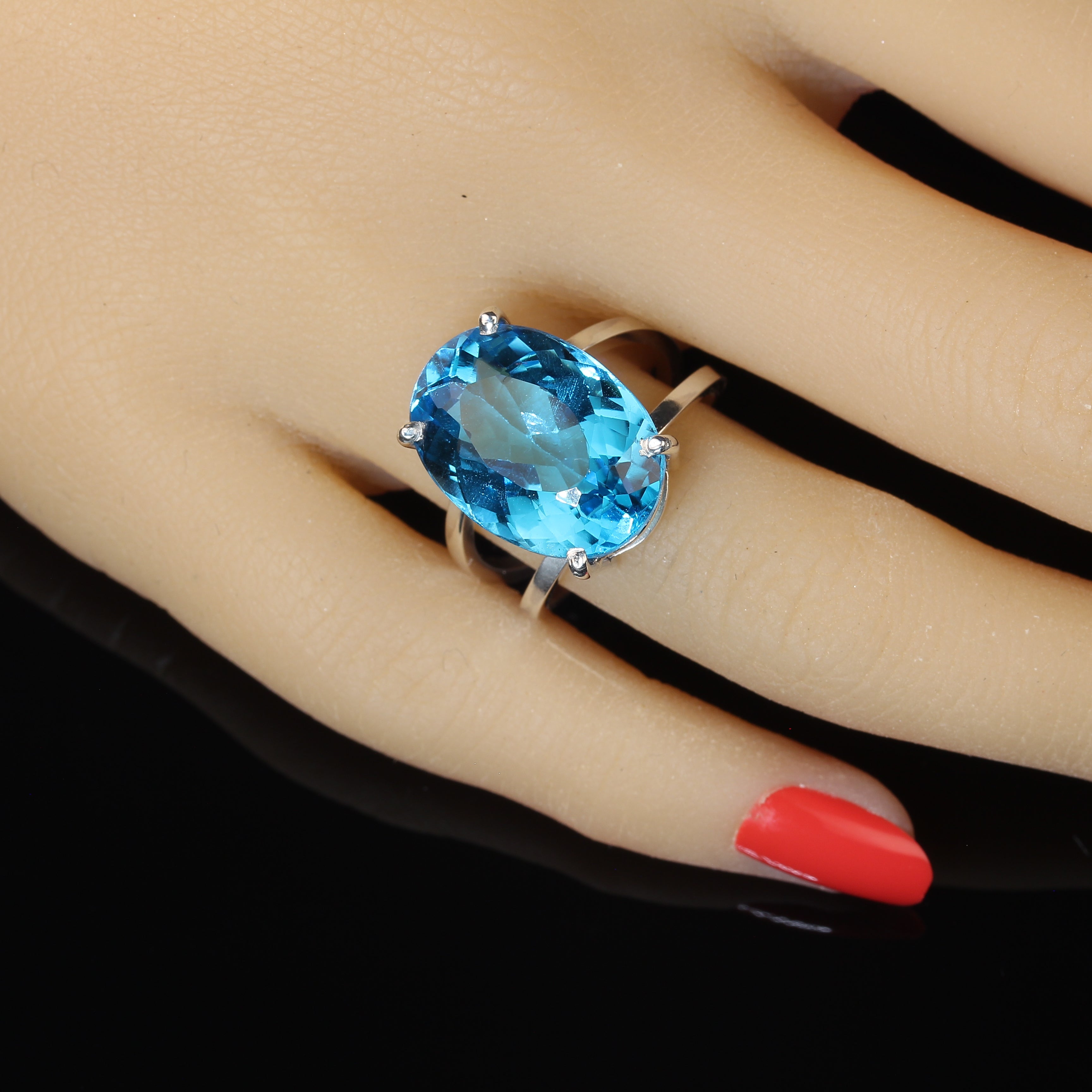 AJD, bague scintillante en argent sterling et topaze bleue suisse de 17 carats en vente