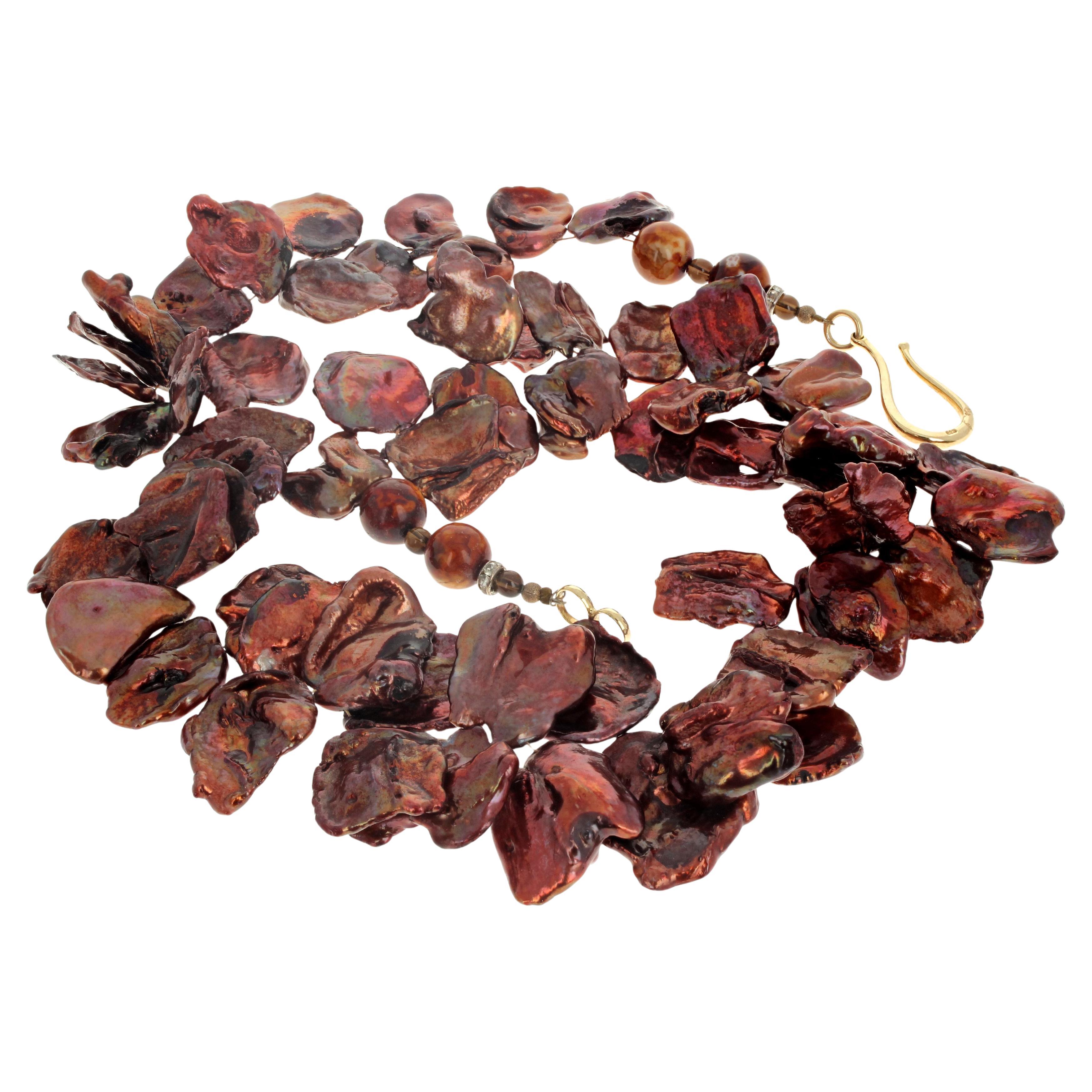 Ces fascinantes vraies perles baroques brillent et scintillent dans de nombreuses couleurs dans ce collier de 21 pouces de long.  Les plus grands mesurent environ 25 mm x 25 mm et sont munis d'un fermoir à crochet plaqué or facile à utiliser.  