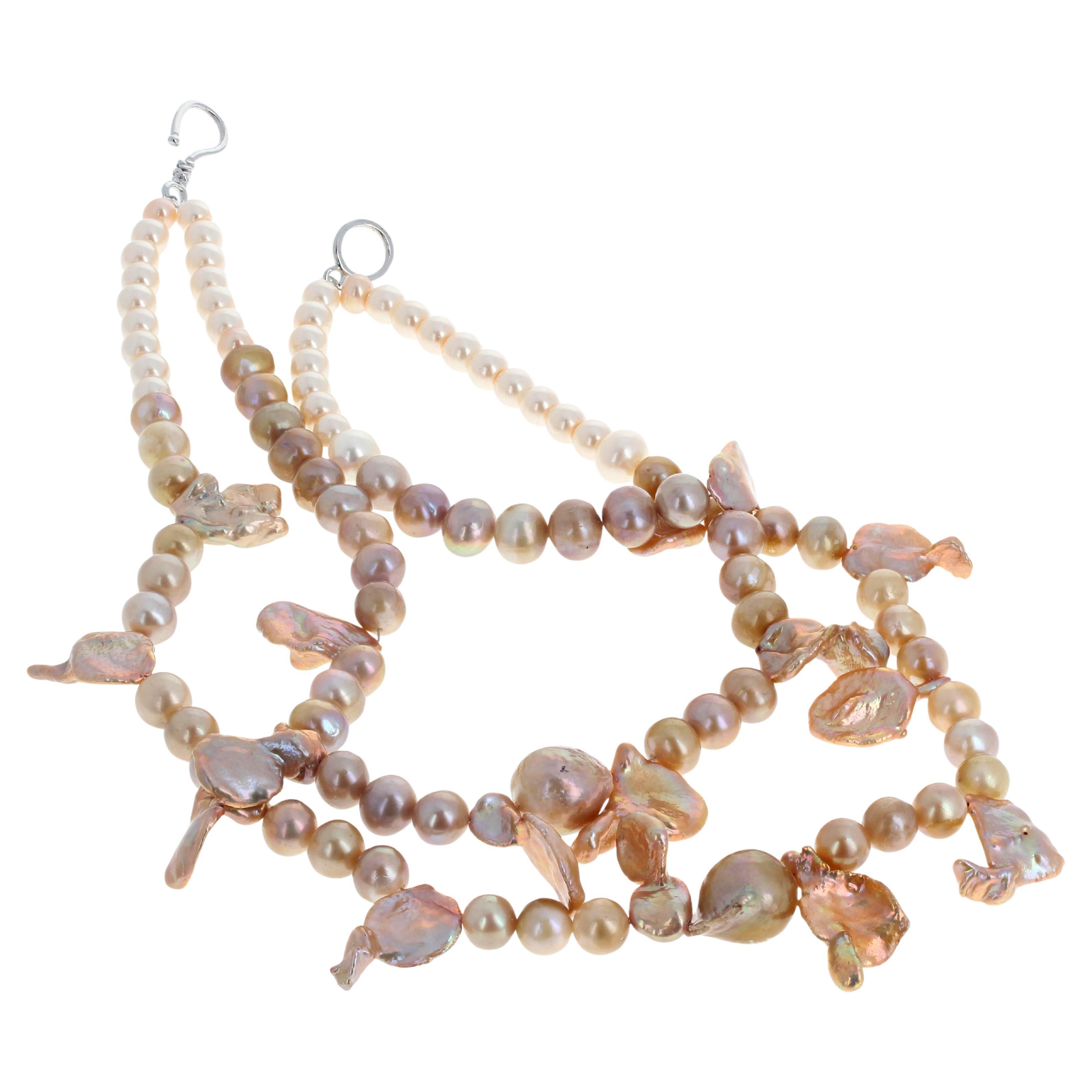 Le bellissime perle naturali di diversi colori sono arricchite da perle Keshi fluttuanti nella collana lunga 15 pollici.  Le perle più grandi sono di circa 8 mm, le perle grandi sono di circa 14 mm x 12 mm e le perle Keshi pendono di circa 20 mm. 