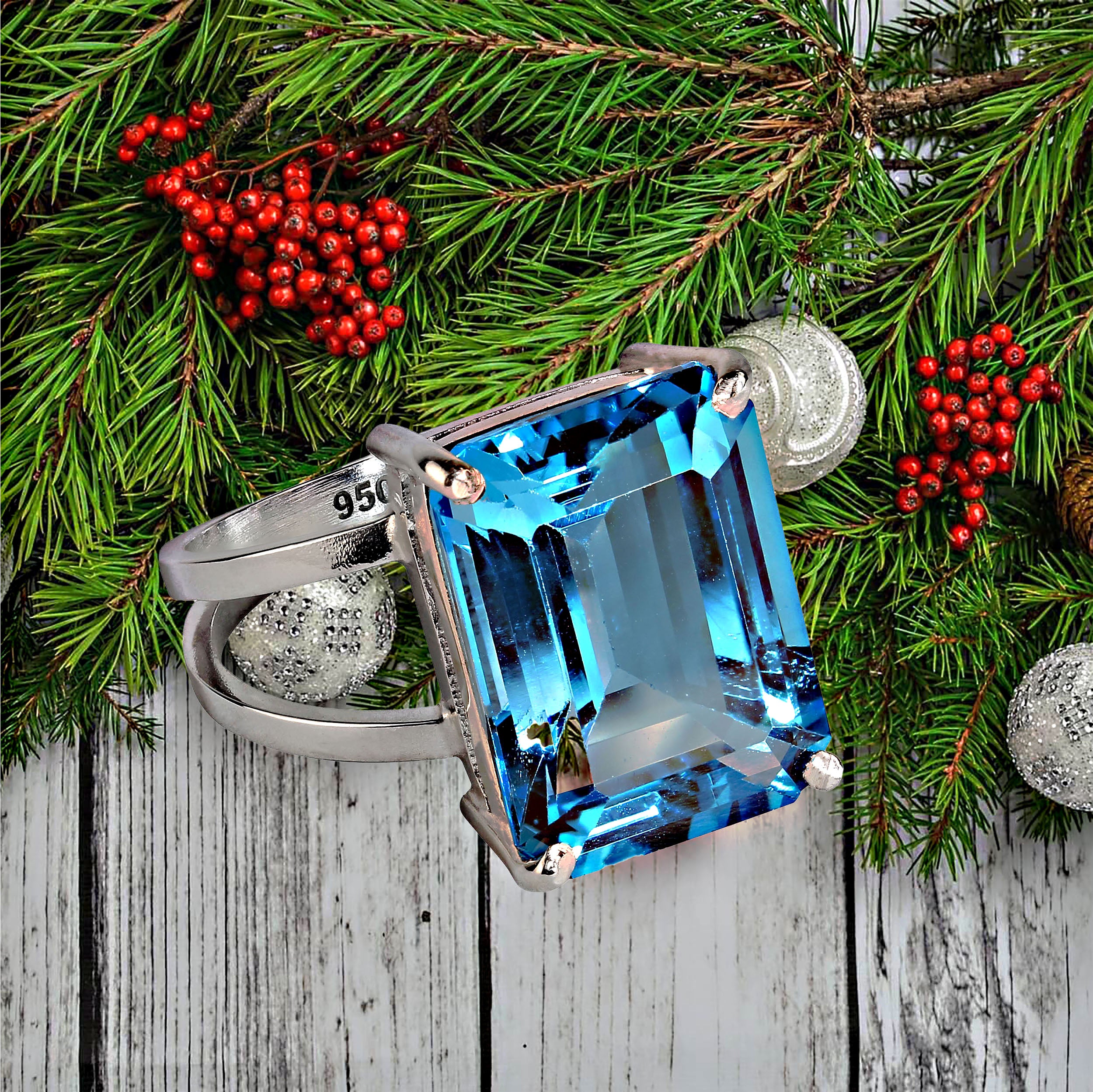 Der elegante Schweizer Blautopas im Smaragdschliff sitzt in einer handgefertigten Fassung aus Sterlingsilber, die diesen unwiderstehlichen Edelstein perfekt zur Geltung bringt. Er ist 15 x 11 MM groß und hat 11,74 Karat.  Dieser einzigartige Ring