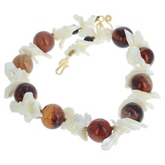 Drammatica ed elegante collana di agata naturale traslucida e conchiglie di perla