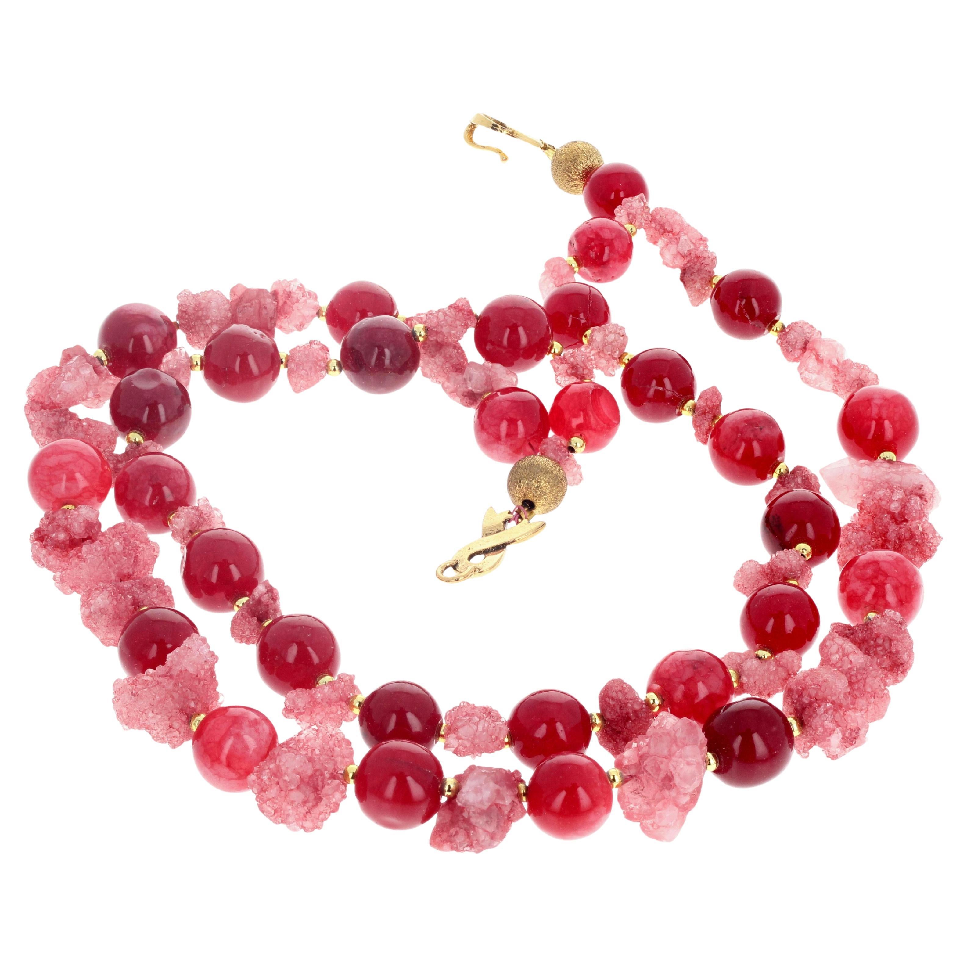 Tous les Quartz Druzy naturels brillent à la lumière ! !!   Les plus grands quartz druzy mesurent environ 18 mm x 14 mm et les plus grands jades rouges ronds mesurent environ 12 mm.  Ils sont rehaussés par de minuscules rondelles dorées dans ce