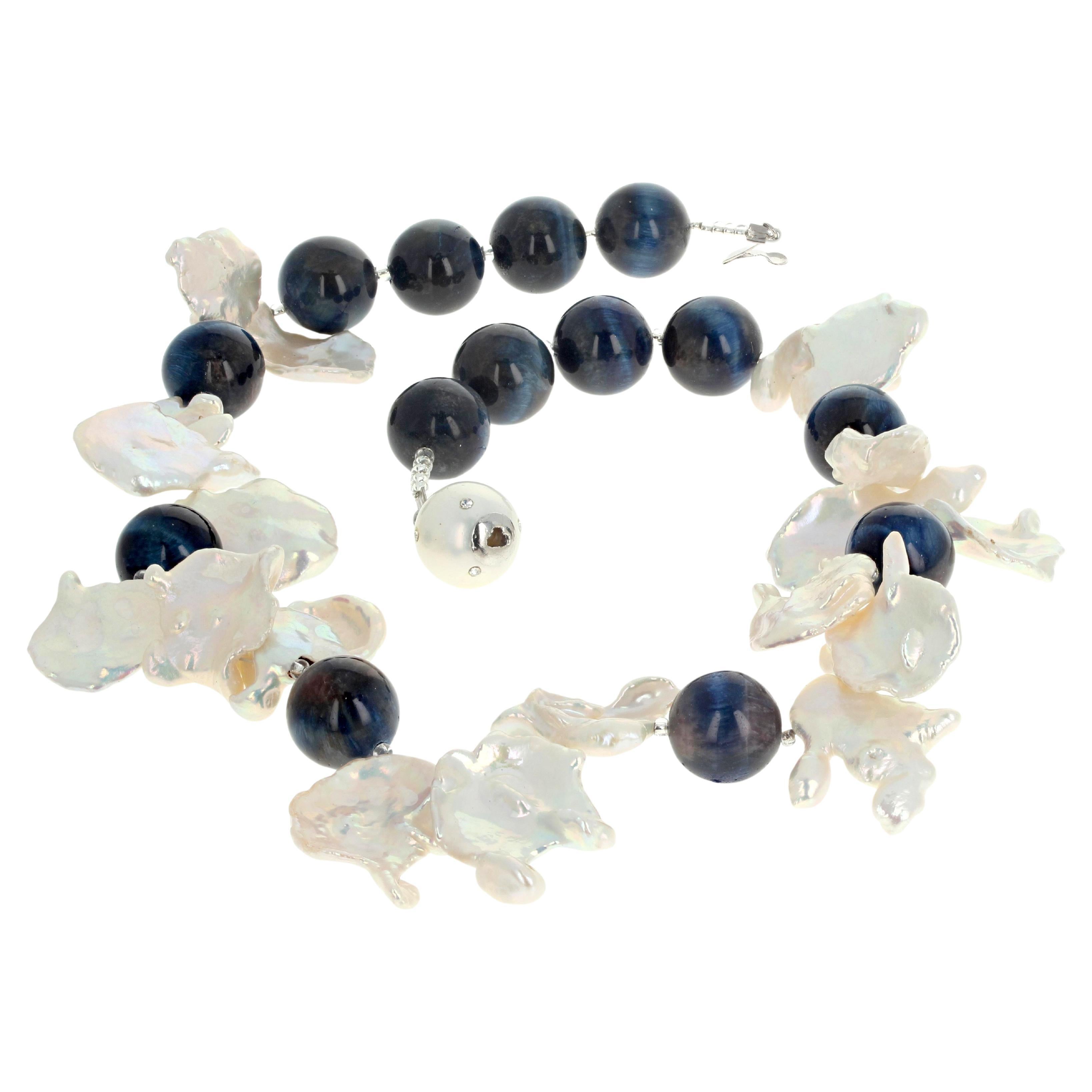 AJD Collana drammatica da 17" con occhio di tigre blu naturale e perle bianche di Keshi in vendita