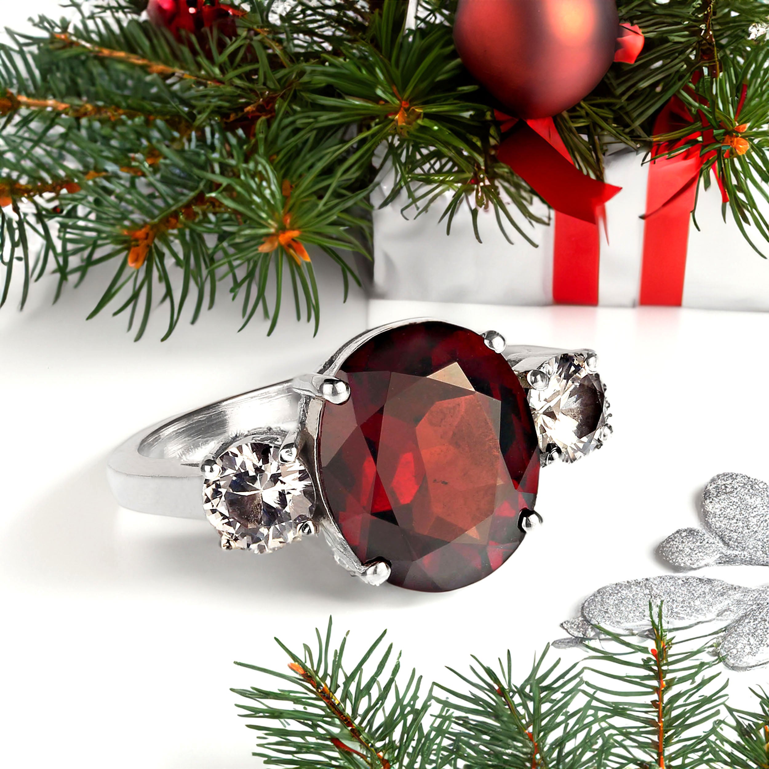 A.J.D. Anello classico a tre pietre con splendido granato e zaffiri bianchi