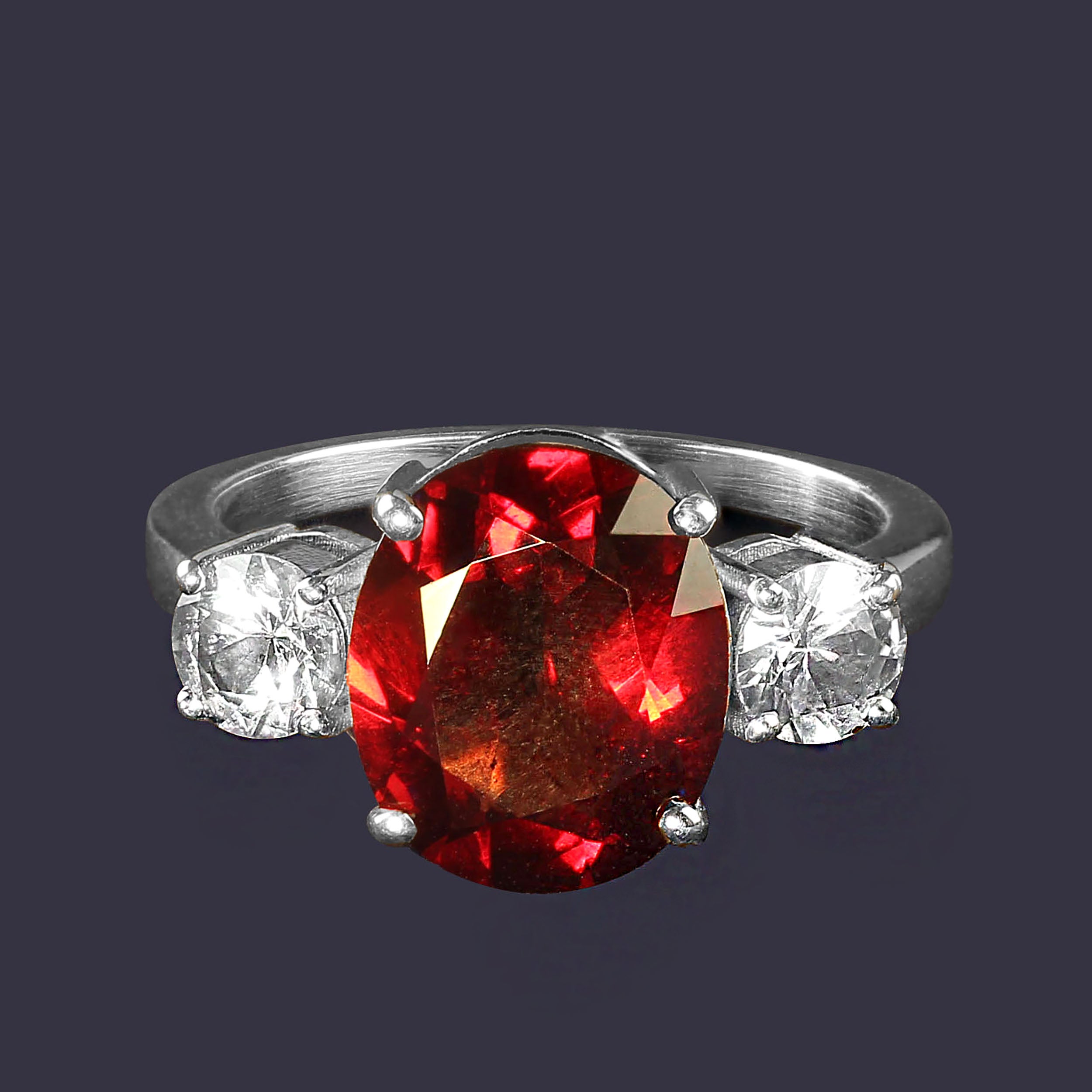 AJD Classic Bague à trois pierres avec grenat magnifique et saphirs blancs en vente