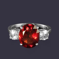 A.J.D. Anello classico a tre pietre con splendido granato e zaffiri bianchi A.J.D. Anello classico a tre pietre con splendido granato e zaffiri bianchi