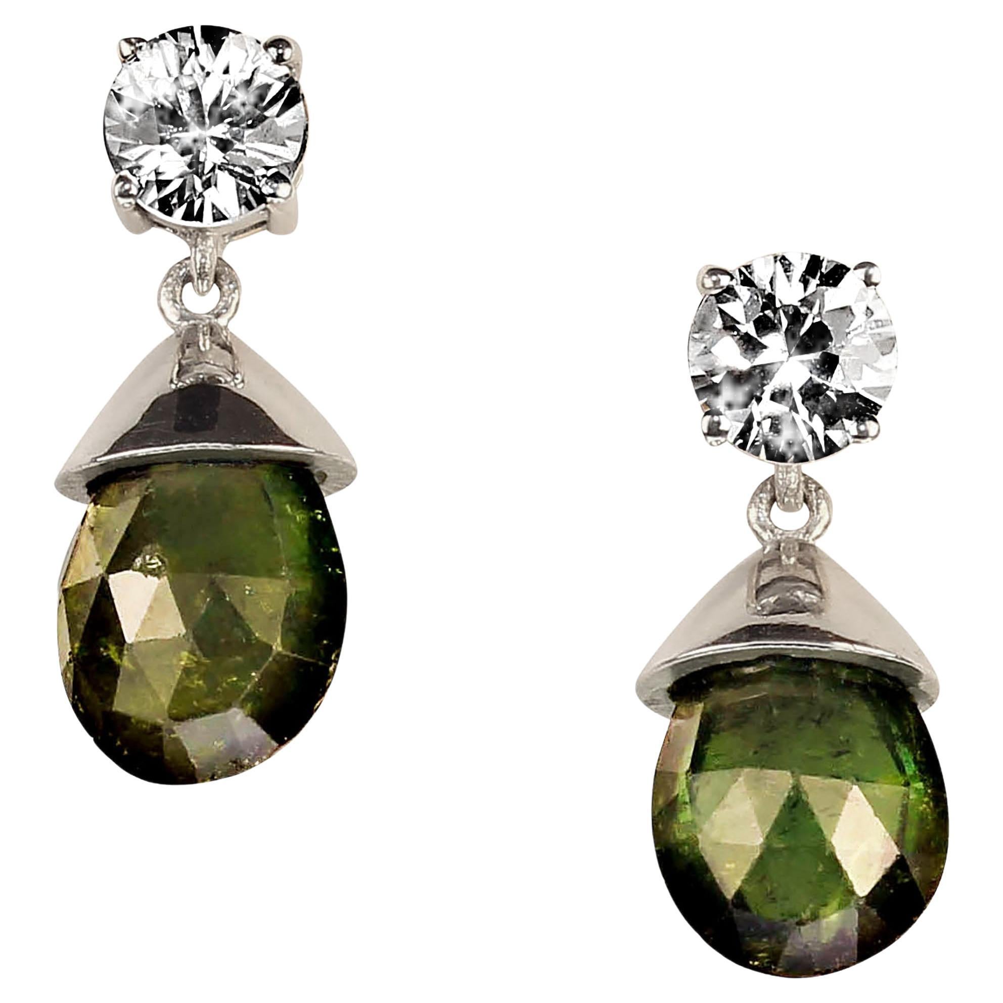 Orecchini con tormalina verde e zircone in argento sterling
Eleva la tua collezione di gioielli con questi splendidi orecchini con tormalina verde e zircone, sapientemente incastonati in argento sterling. Progettati per abbagliare, questi orecchini