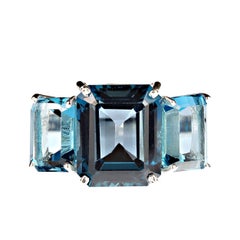 AJD Bague classique à trois pierres en topaze bleue taille émeraude de Londres