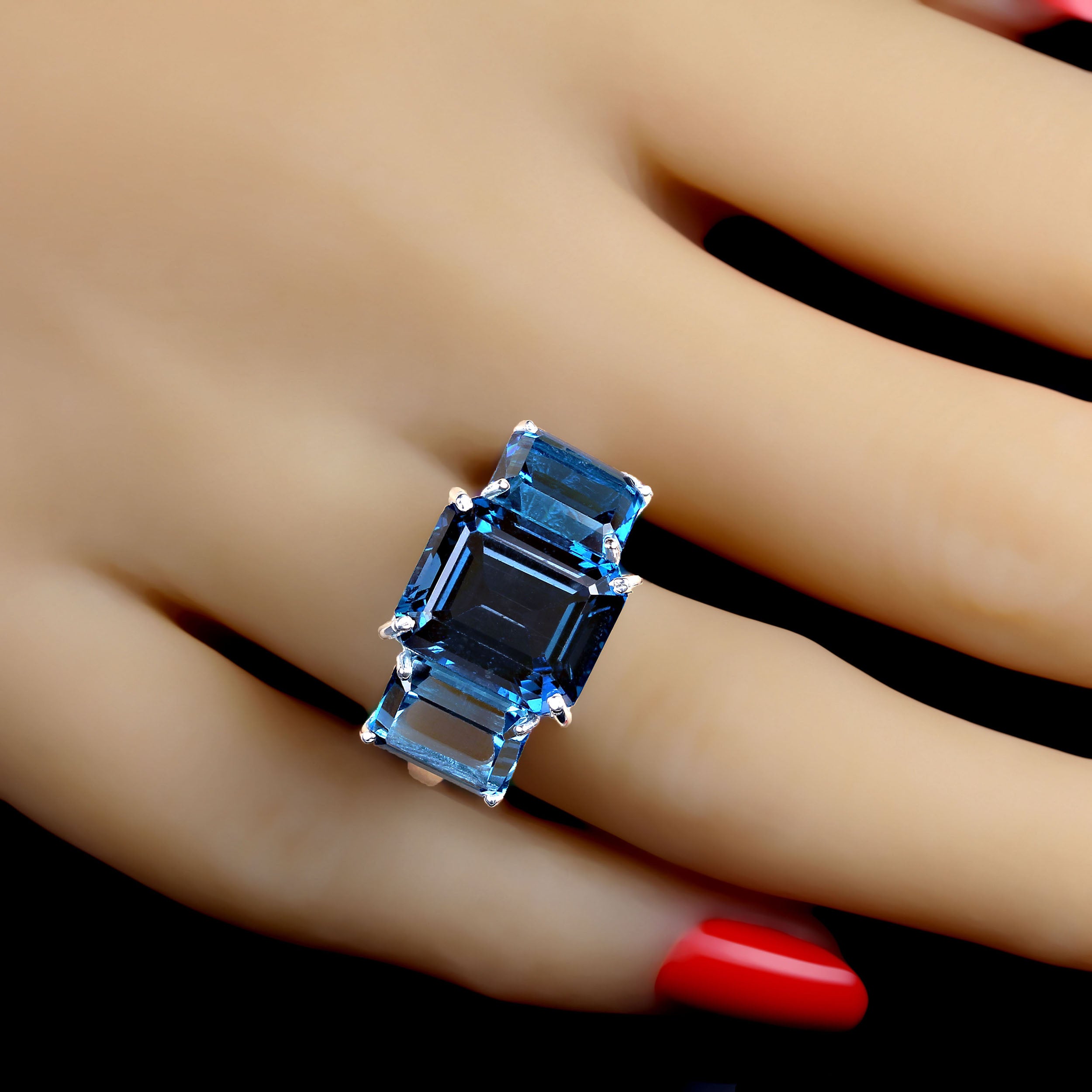 Klassischer dreisteiniger Ring aus Londoner blauem Topas mit Smaragdschliff von AJD