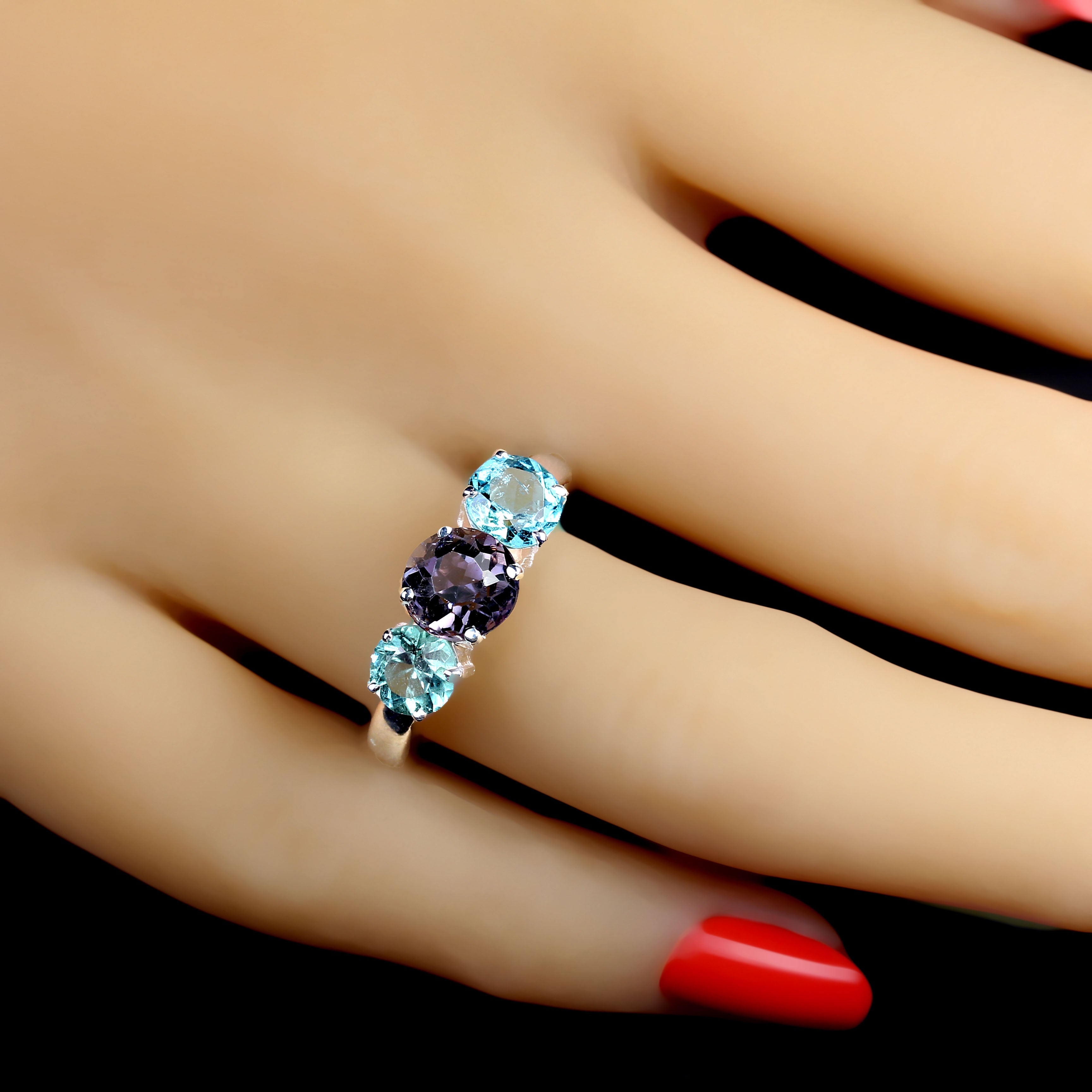 Squisito anello classico a tre pietre di tormalina blu
Scopri l'incantevole bellezza del nostro classico anello a tre pietre con splendide tormaline blu, progettato per essere un'aggiunta senza tempo alla tua collezione di gioielli. Questo squisito