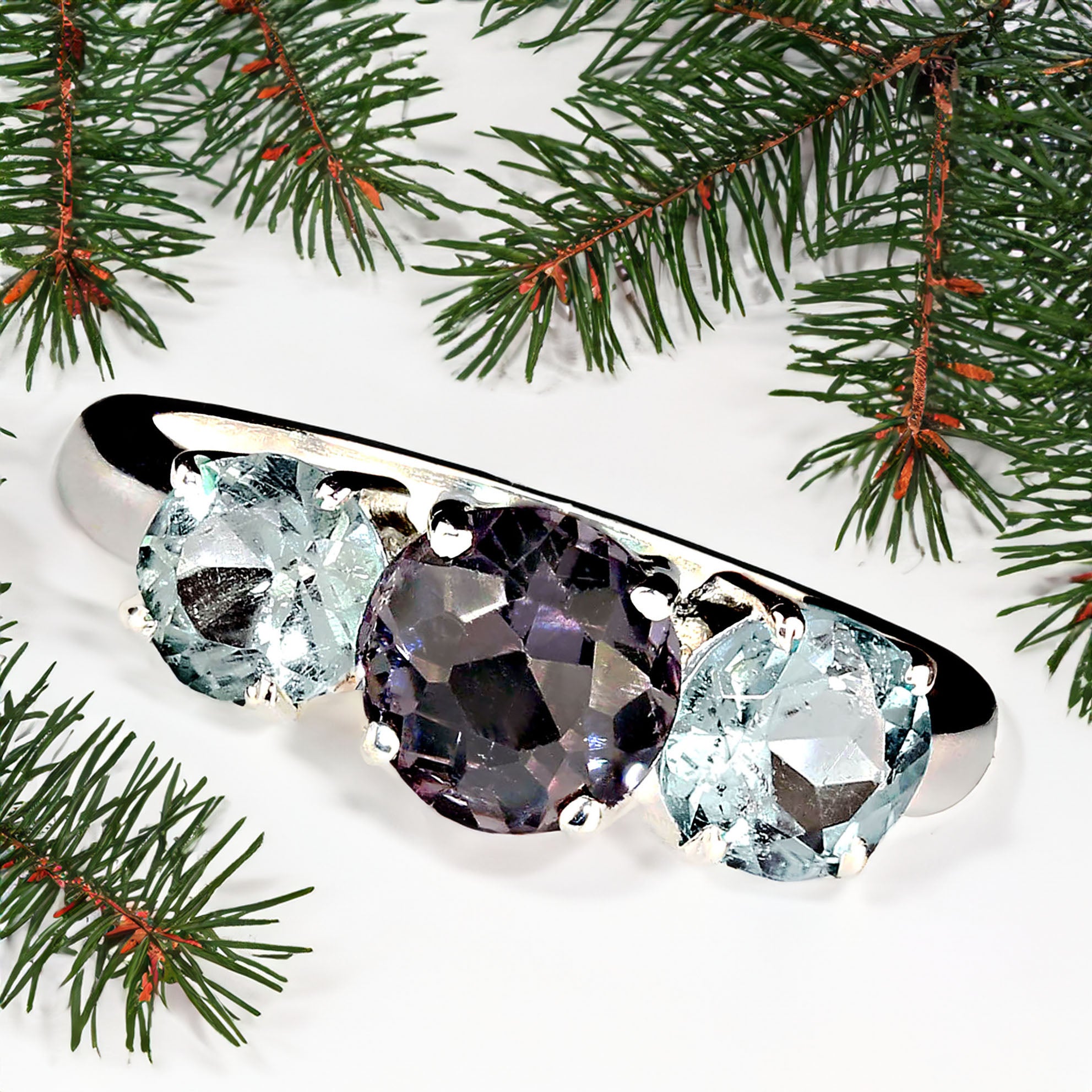 A.J.D. Anello classico con tre pietre di tormalina blu in vendita