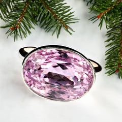 Kunzite rosa pregiata AJD in un
elegante castone in argento sterling