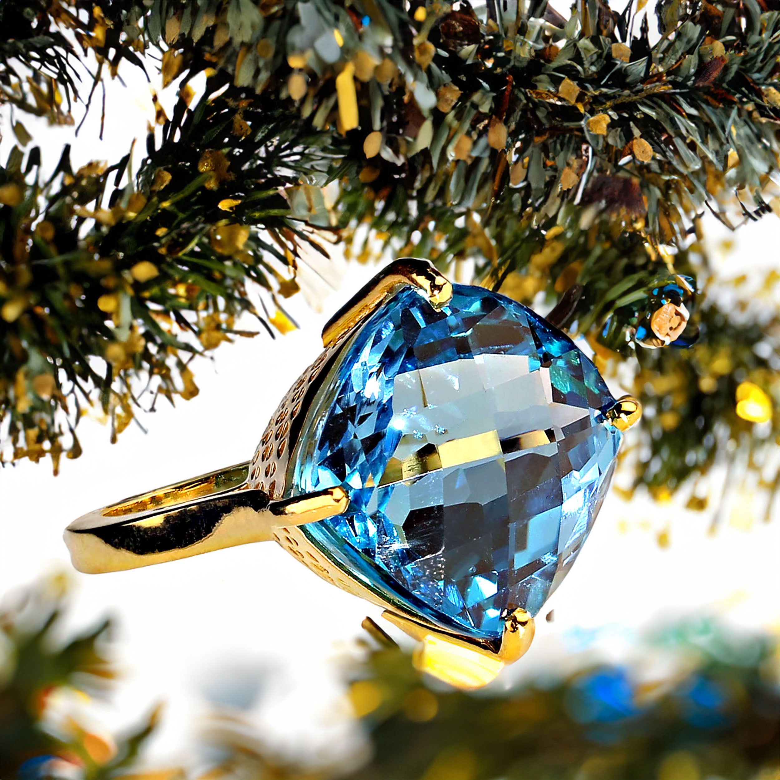 Eleganter Schweizer Blautopas in Gold Rhodium auf Sterlng Silber Ring.  Dieser 15 x 15 mm große funkelnde Edelstein ist genau das, was Sie Tag und Abend tragen möchten.  Der Schweizer Blautopas ist ein perfekter Stein für das tägliche Tragen.  Keine