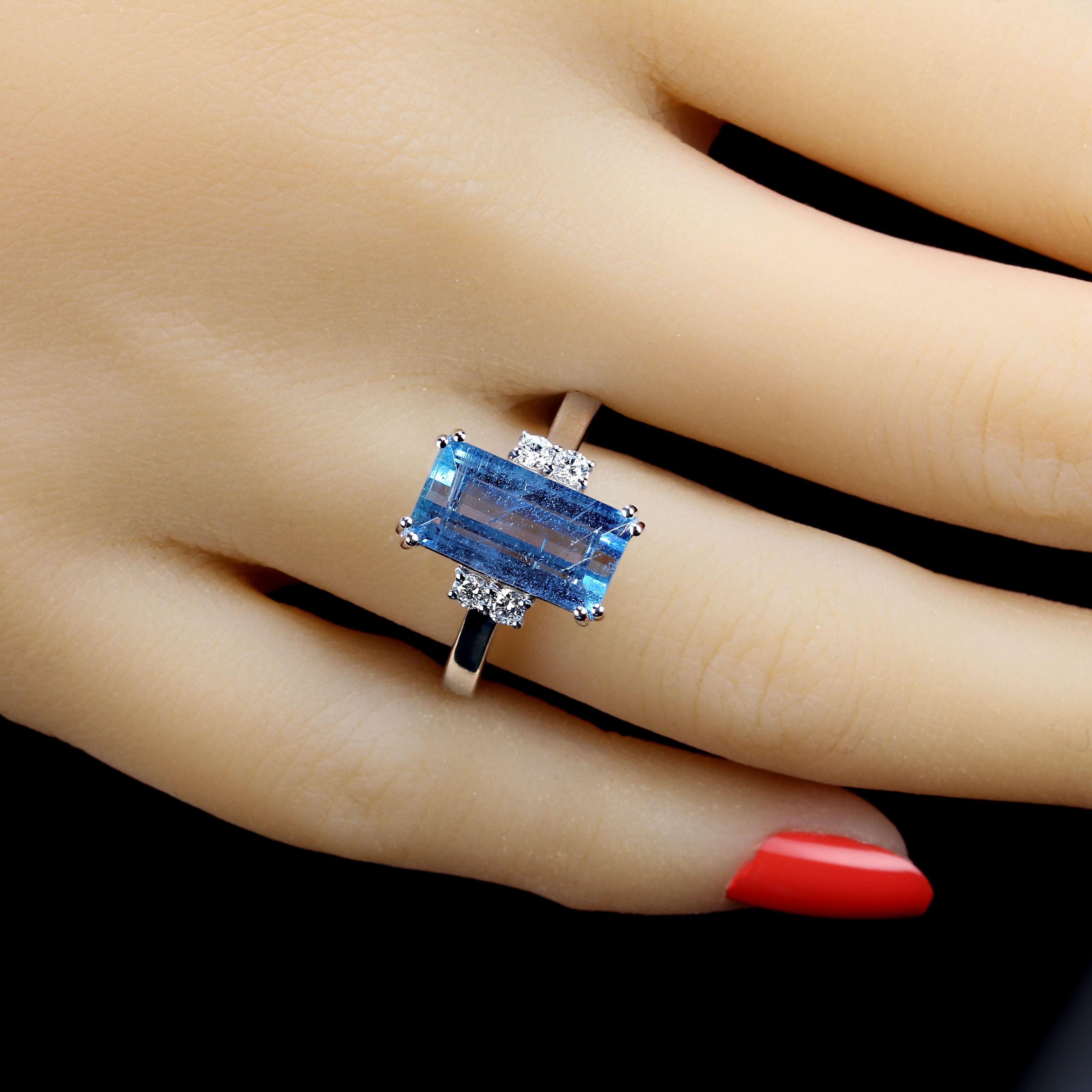 Unique en son genre  Tourmaline bleue de taille émeraude, environ 6 ct, rehaussée de quatre saphirs blancs étincelants. Cette bague distinguée et élégante est en or blanc 14 carats.  Aucun changement par le vendeur.  Taille 7. Cette bague peut être