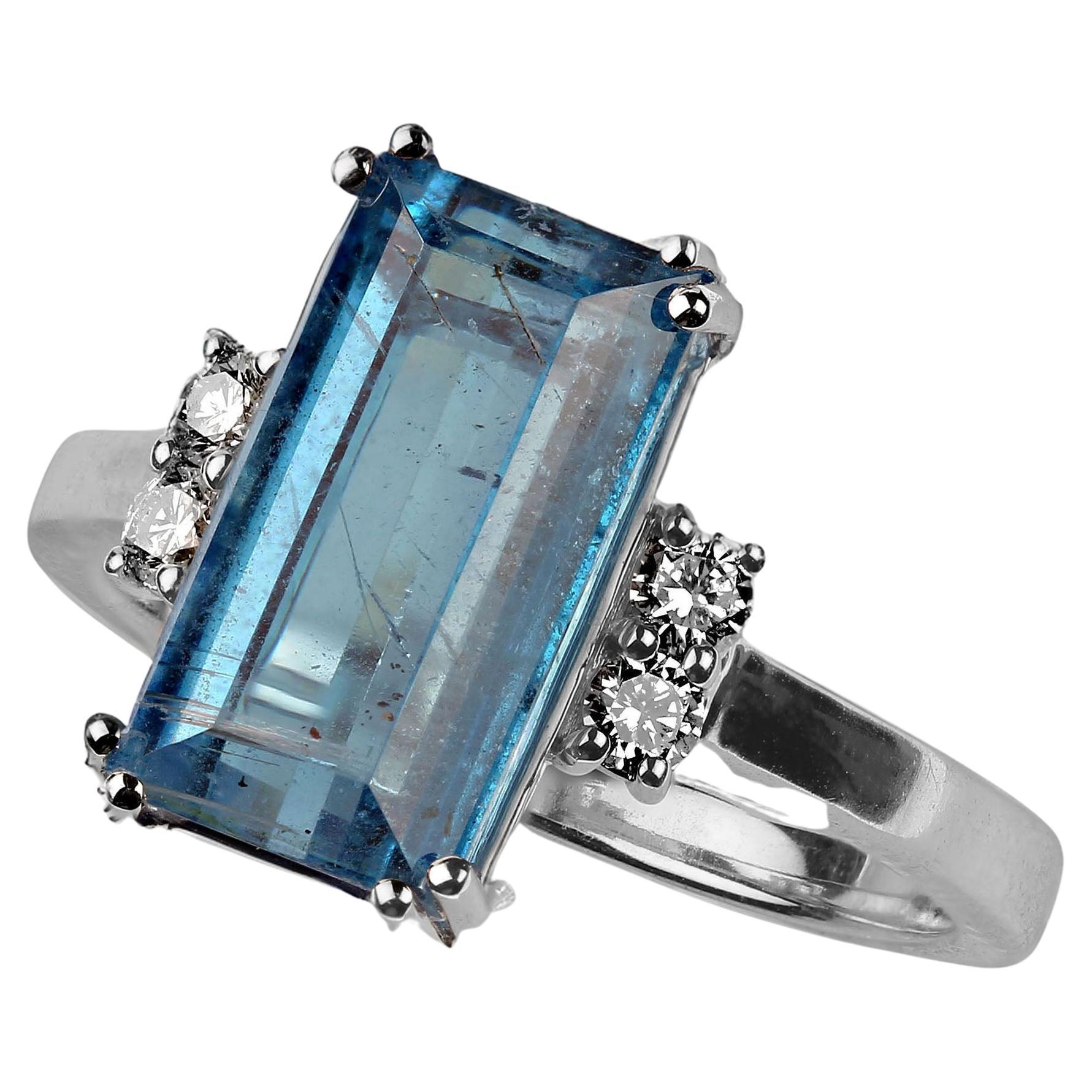 Eleganter Ring mit blauem Turmalin im Smaragdschliff und funkelnden Saphiren aus 14K Weißgold
Entdecken Sie die exquisite Schönheit unseres blauen Turmalinrings mit Smaragdschliff, der ca. 6 Karat eines atemberaubenden blauen Turmalins enthält, der