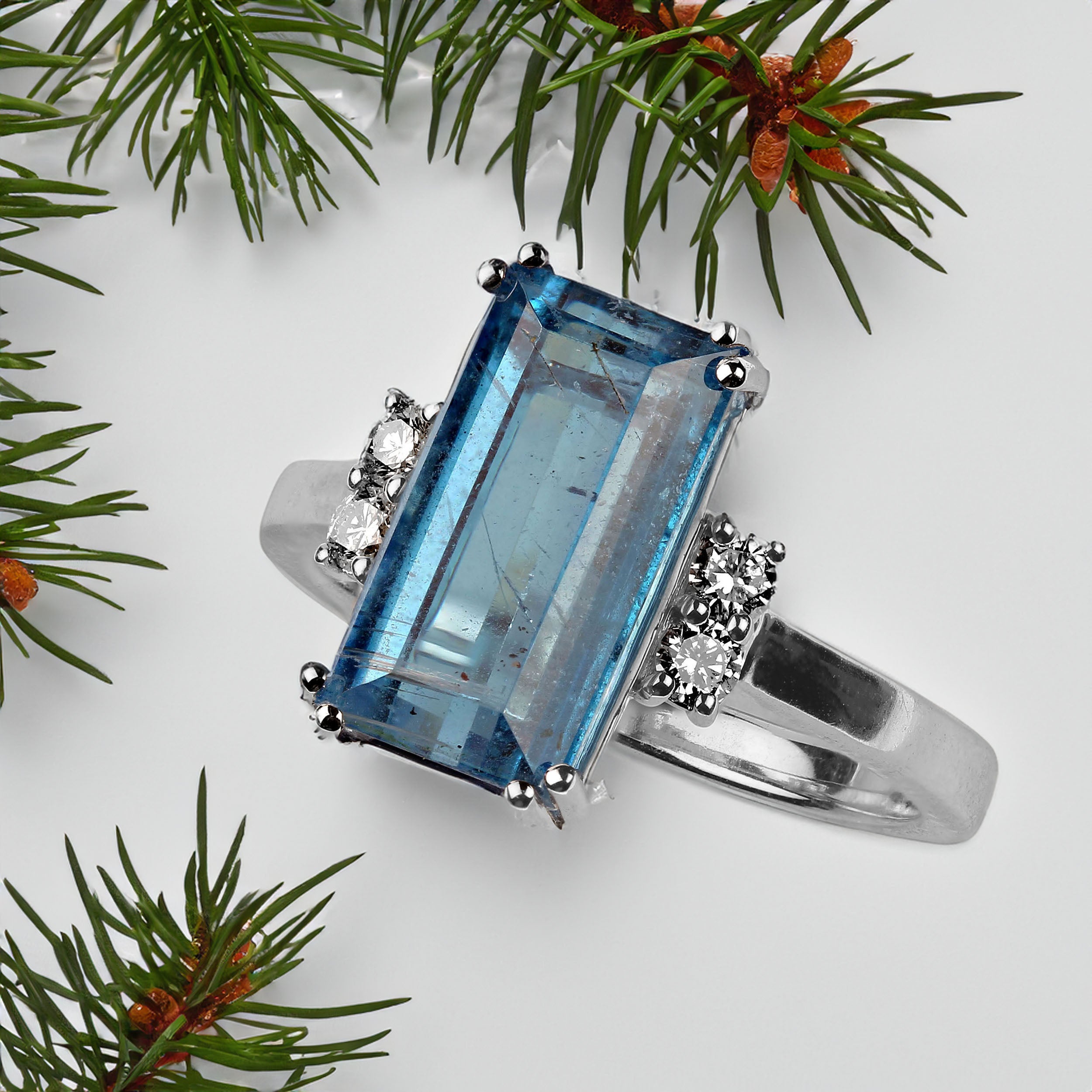 AJD Tormalina blu unica nel suo genere, accentata con zaffiri bianchi scintillanti in vendita