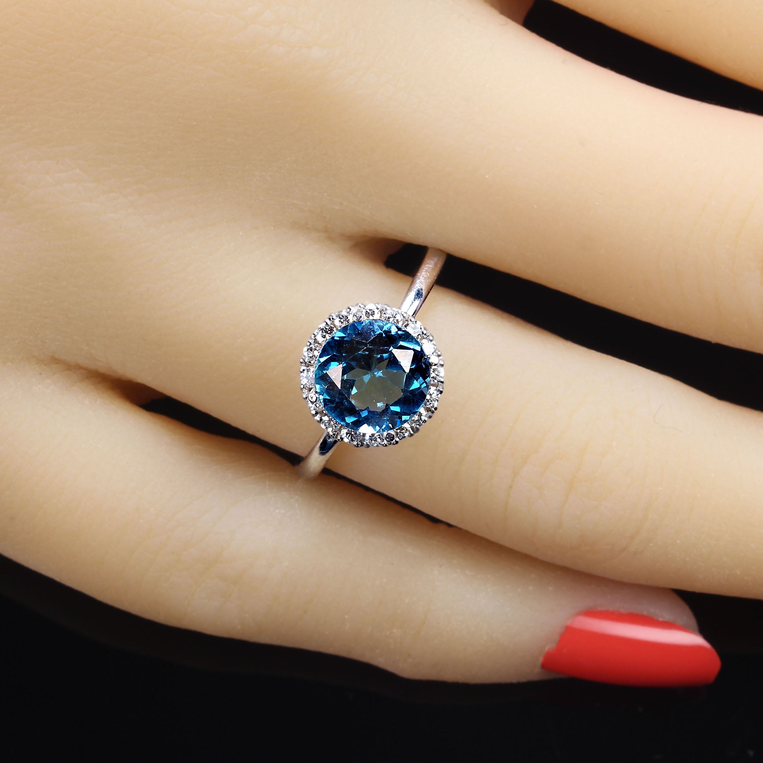 Stupendo anello aureola con topazio blu e diamanti in oro bianco 14K
Eleva la tua collezione di gioielli con questo esclusivo anello con Topazio Blu rotondo e scintillante, caratterizzato da una splendida pietra centrale di 2,19 carati abbracciata