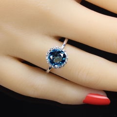 AJD Einzigartiger und reizvoller Ring aus 14 Karat Weißgold mit blauem Topas und Diamant