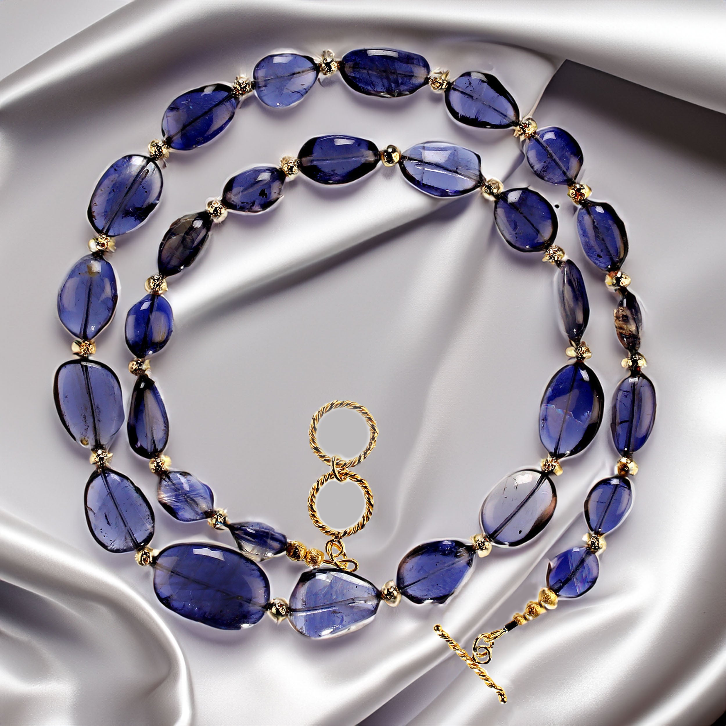 AJD Exquisito y único collar de 25 Pulgadas de Iolita Azul Transparente acentos dorados
