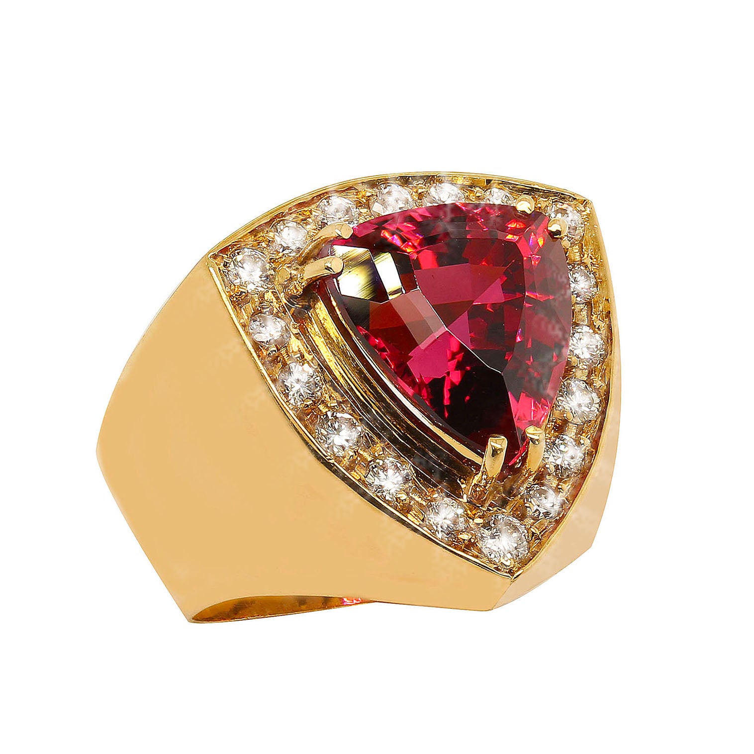 18K Yellow Gold Ring with Sparkling Trillion Rubelite & Pave Set Diamonds – Handmade in Brazil

Discover the elegance of this custom-designed 18K Yellow Gold ring, featuring a dazzling trillion-cut Rubelite (11x10mm) set above a flat surface adorned