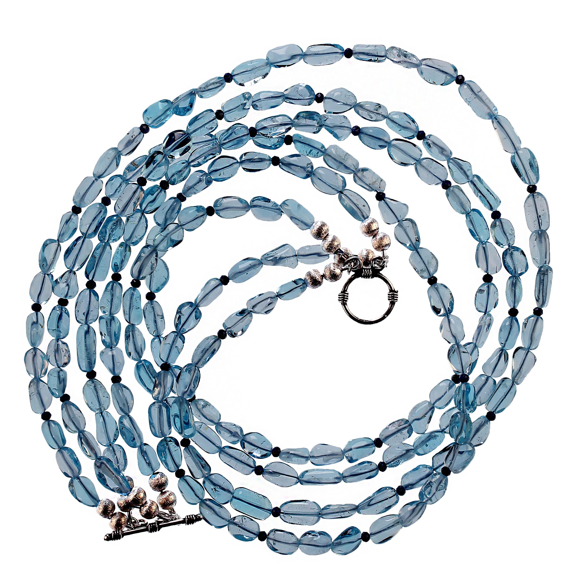 18-Zoll einzigartige funkelnde blaue Topas-Nugget-Halskette mit Lapislazuli-Akzenten.  Diese wunderschöne Halskette besteht aus hochglanzpolierten, sauberen blauen Topasnuggets, 10x5 mm, die mit 3 mm großen, facettierten Lapislazuli-Rondellen