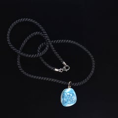 AJD Unique pendentif aigue-marine sculptée bleu intense de 29 carats