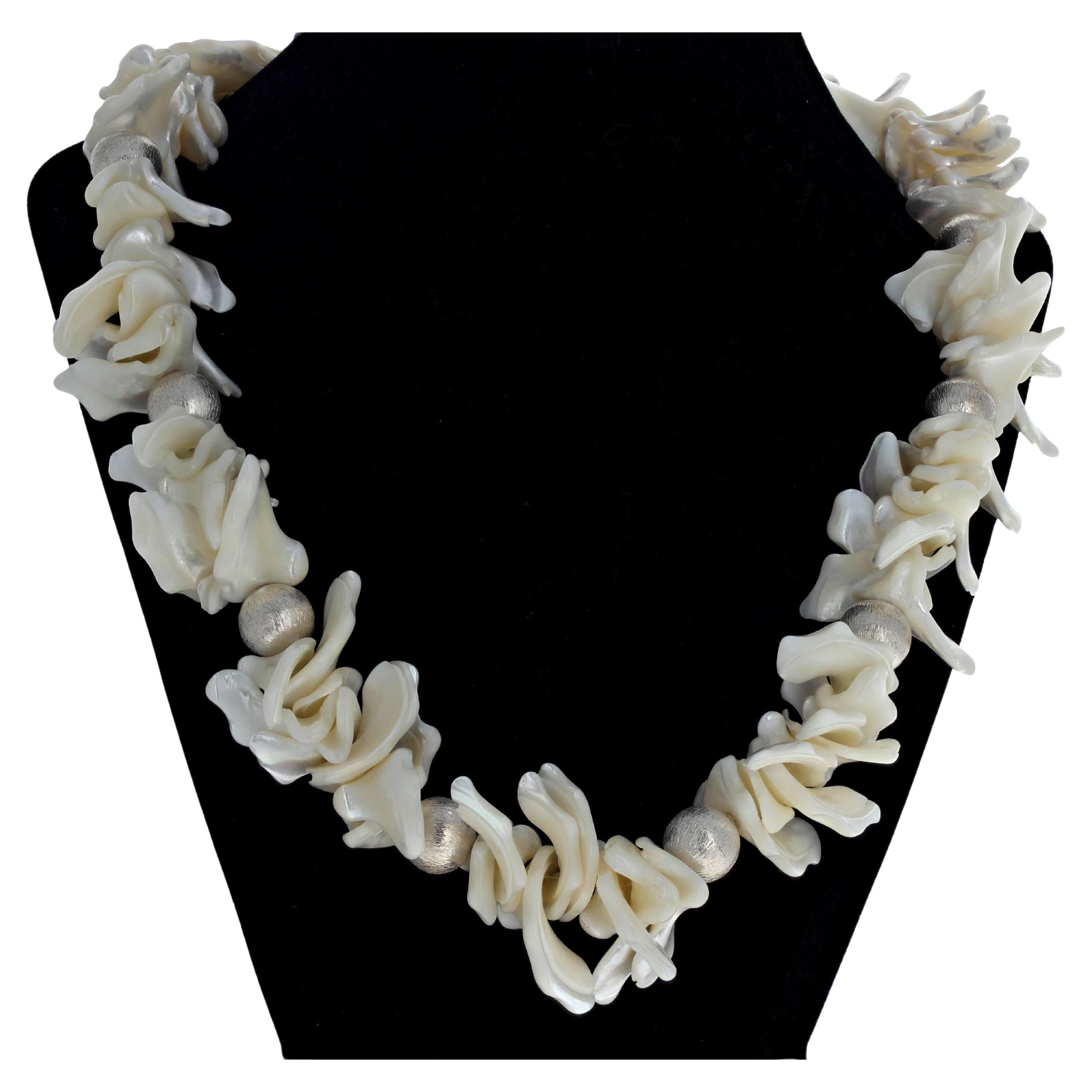 AJD Collier de 21 1/2" avec perles blanches et nacrées Naturelles
