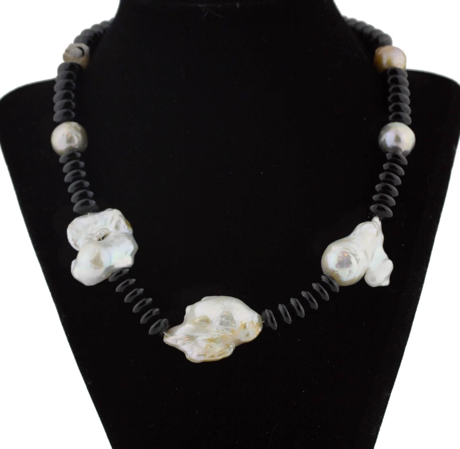 Elegant Pearls and Onyx Necklace In Excellent Condition In Raleigh, NC