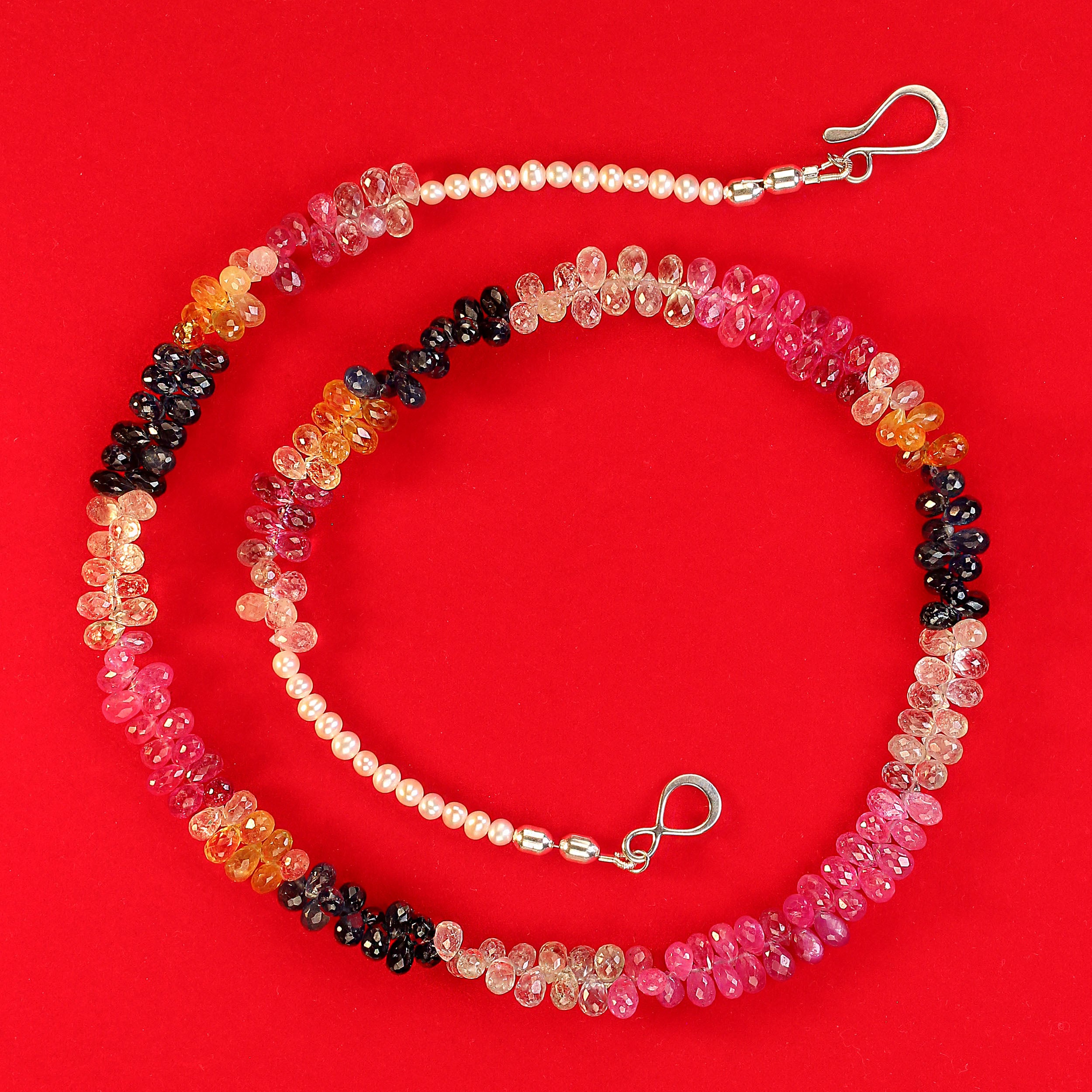 AJD Mehrfarbige facettierte Briolette-Saphir-Halskette mit Perlen 21 Zoll mit Perlen