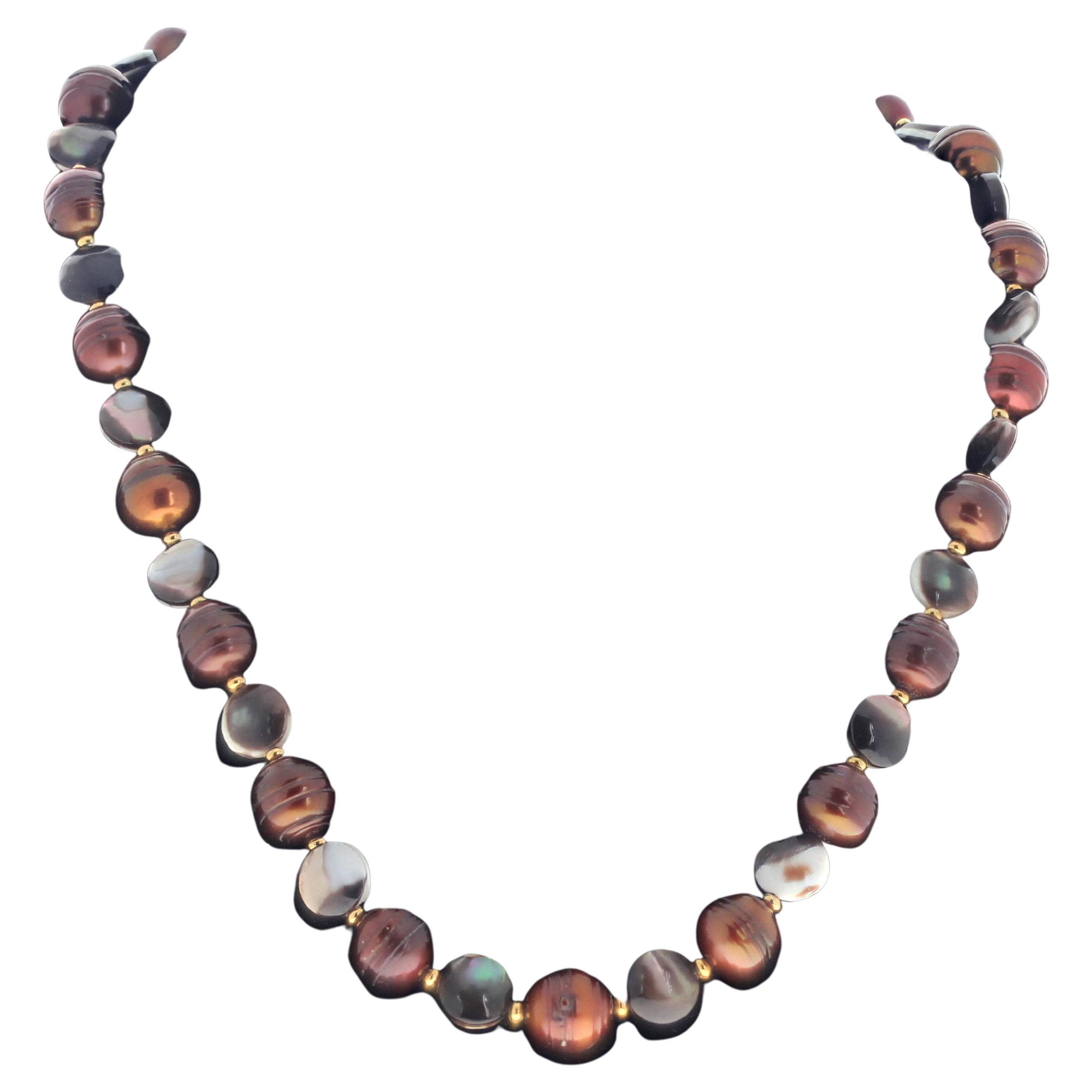 Fascinante Collar de 20" de perlas marrones muy brillantes y conchas de perlas en venta