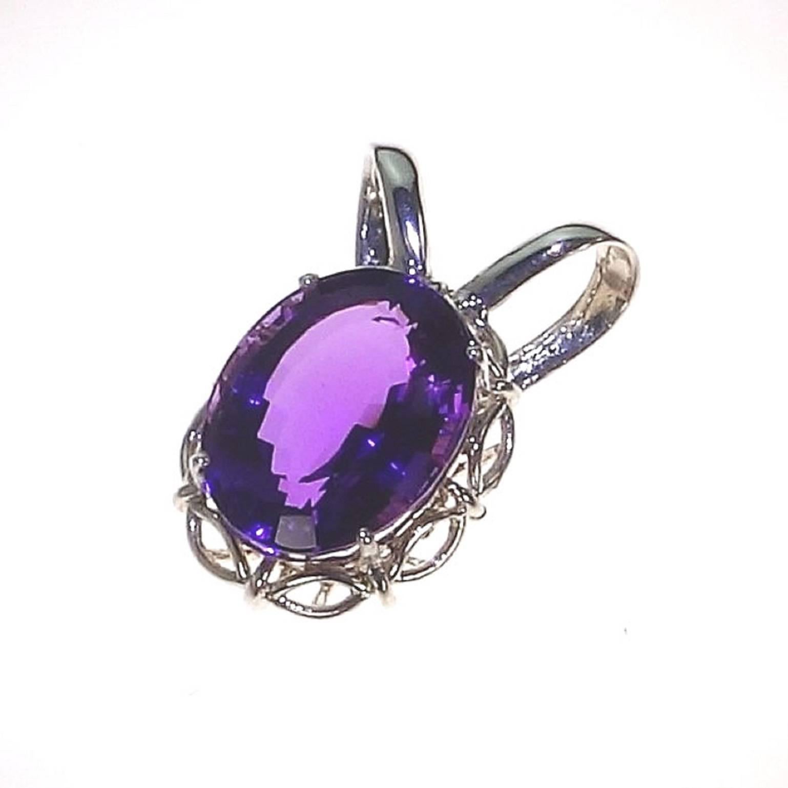 Oval Amethyst Sterling Silver Pendant In Excellent Condition In Raleigh, NC