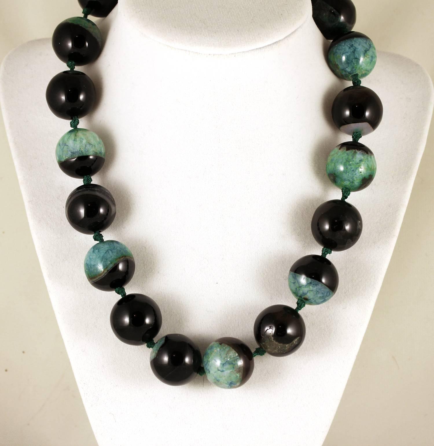 Large round highly polished translucent greenish-blue and black natural Agate many of them very translucent Necklace
Size: Agates approximately 20 mm
Length: 18 inches
Clasp: Silver tone