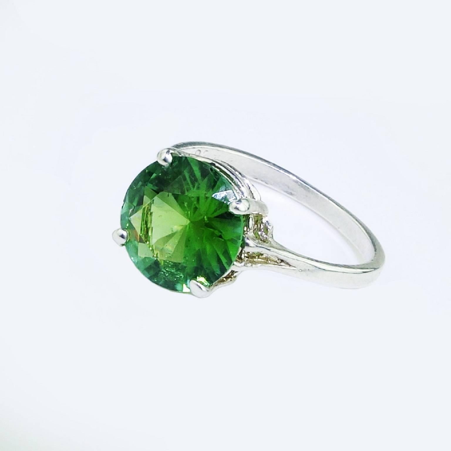 Round Green Tourmaline Sterling Silver Ring In Excellent Condition In Raleigh, NC