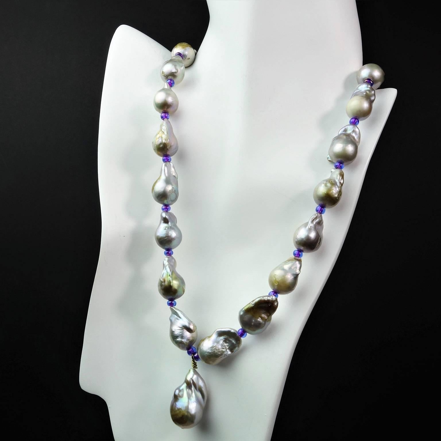 Gemjunky Baroque Pearl Necklace with Center Pearl Dangle In New Condition In Raleigh, NC